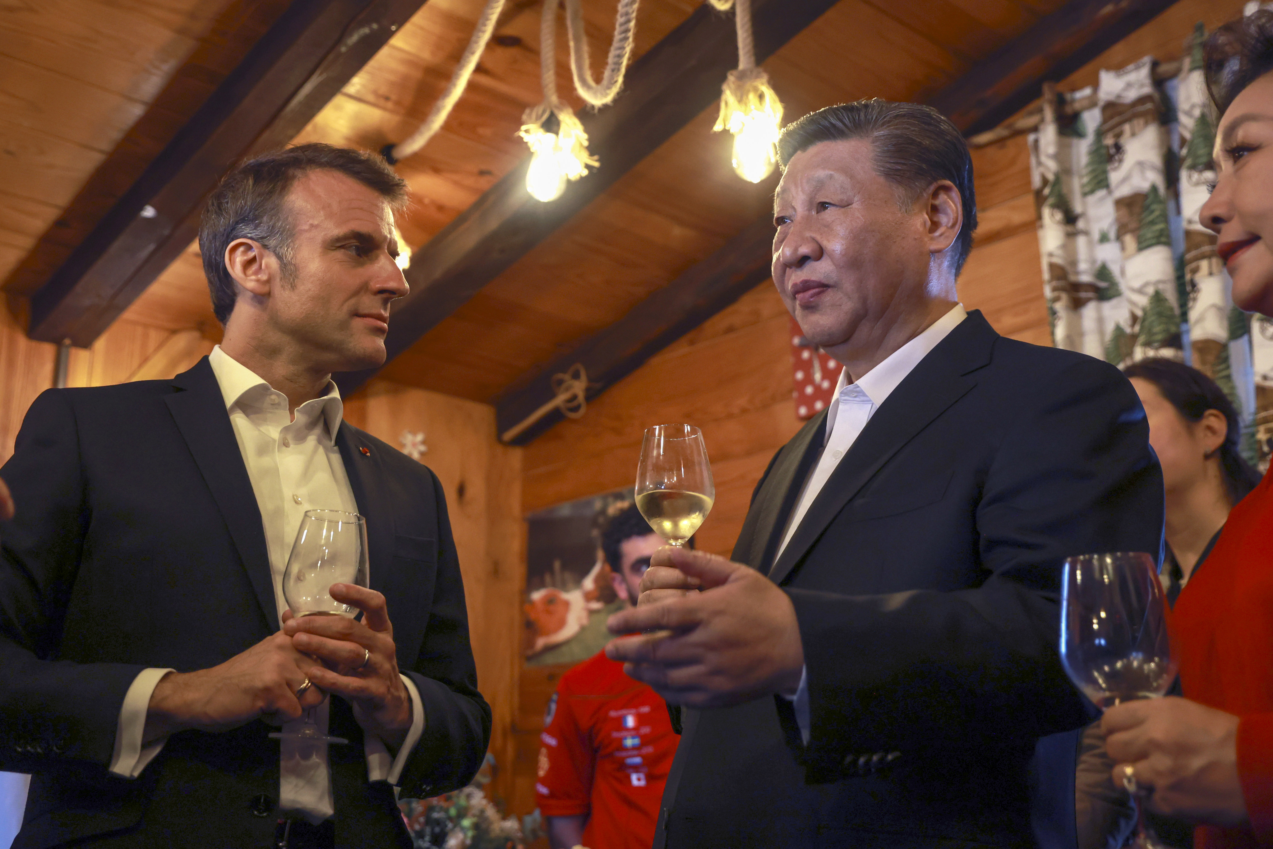 Chinese President Xi Jinping with his host and counterpart Emmanuel Macron at a restaurant in the Pyrenees mountains on Tuesday. Photo: AP