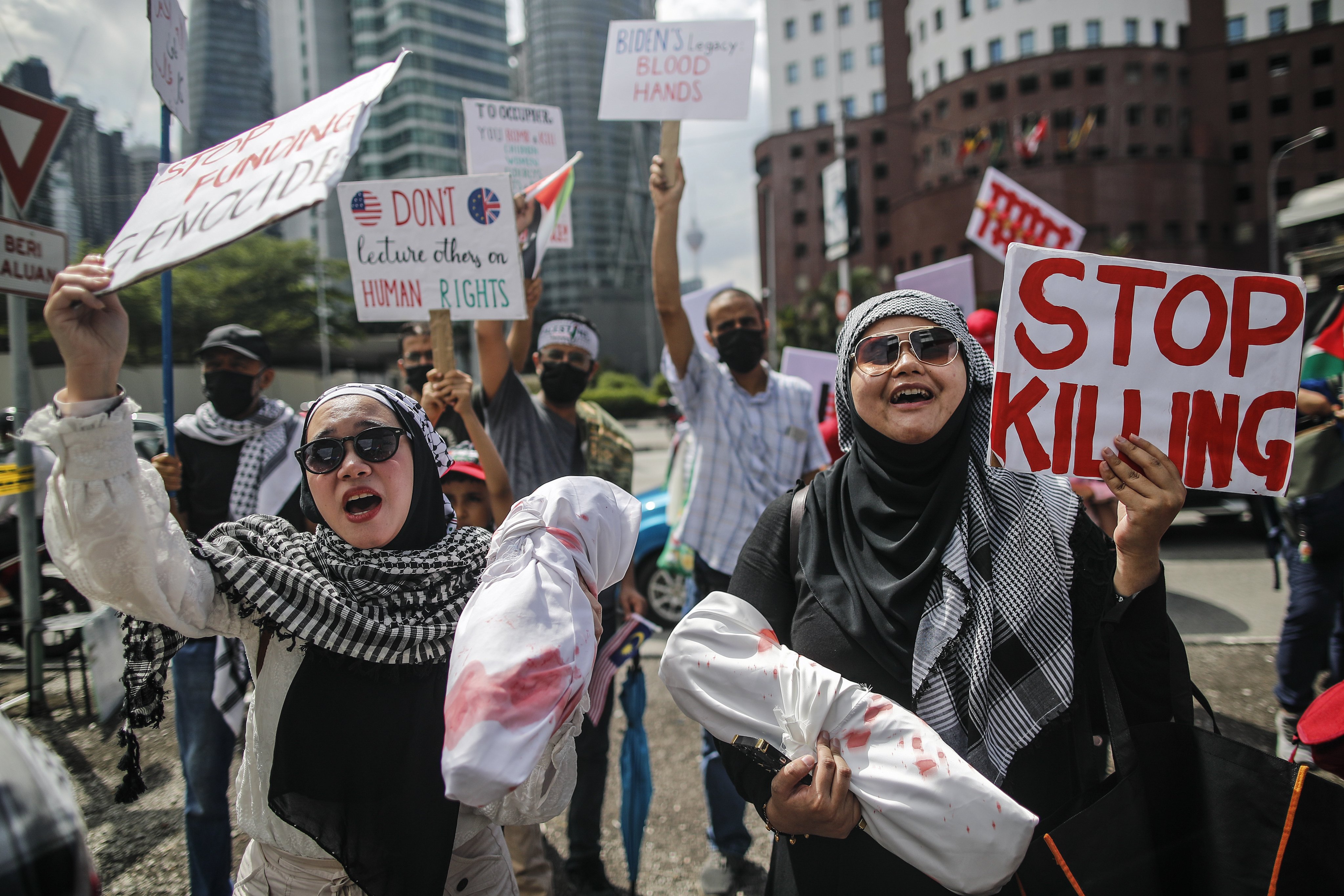 Malaysian hold a ‘Free Palestine’ rally outside the US embassy in Kuala Lumpur last year. Protesters are expected to gather at the VIP entrance of the Defence Service Asia expo in Malaysia’s capital on Tuesday. Photo: EPA-EFE
