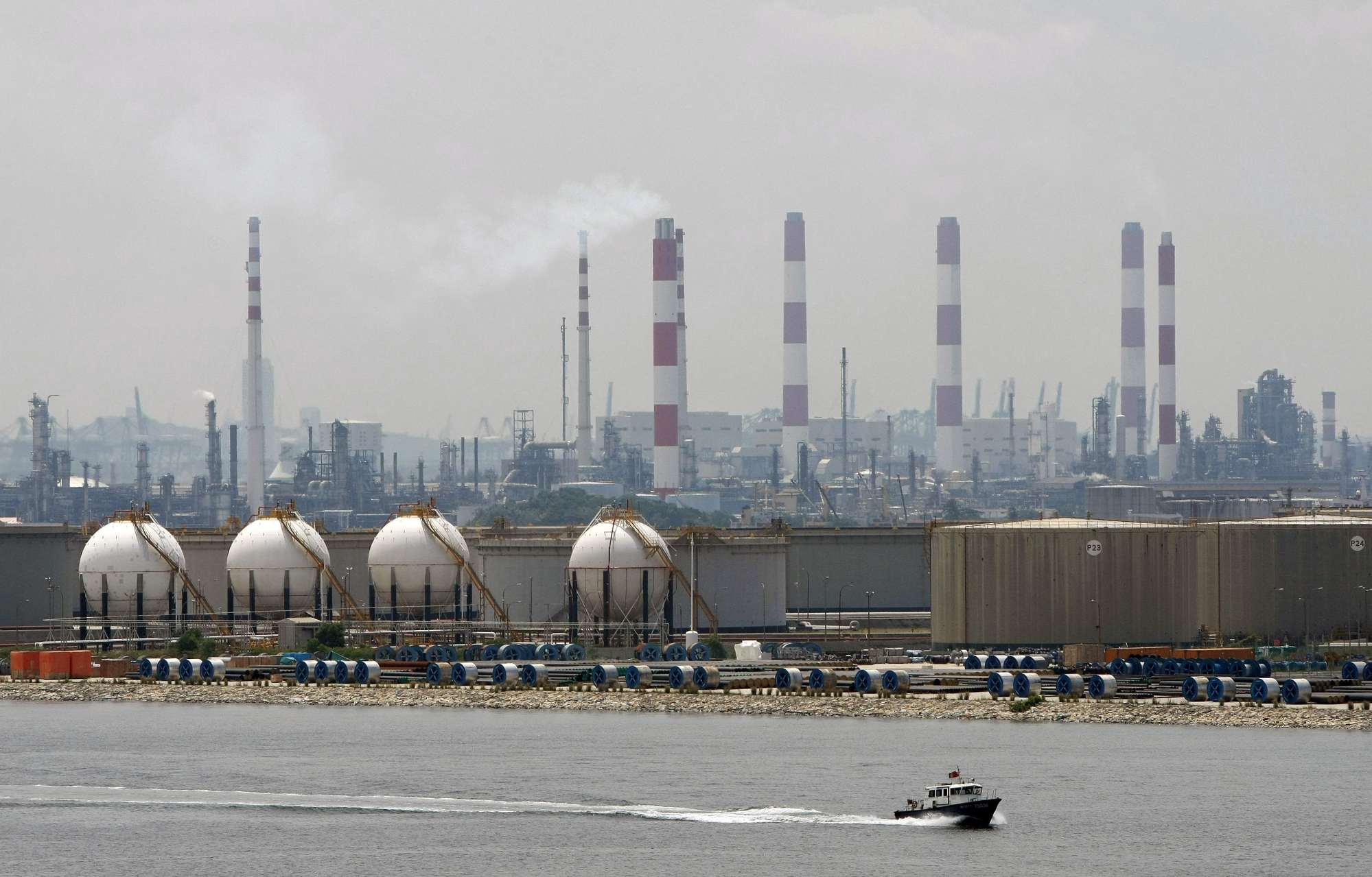 Un funcionario estadounidense dice que sin Malasia y Singapur, Irán no podría transportar su petróleo sancionado