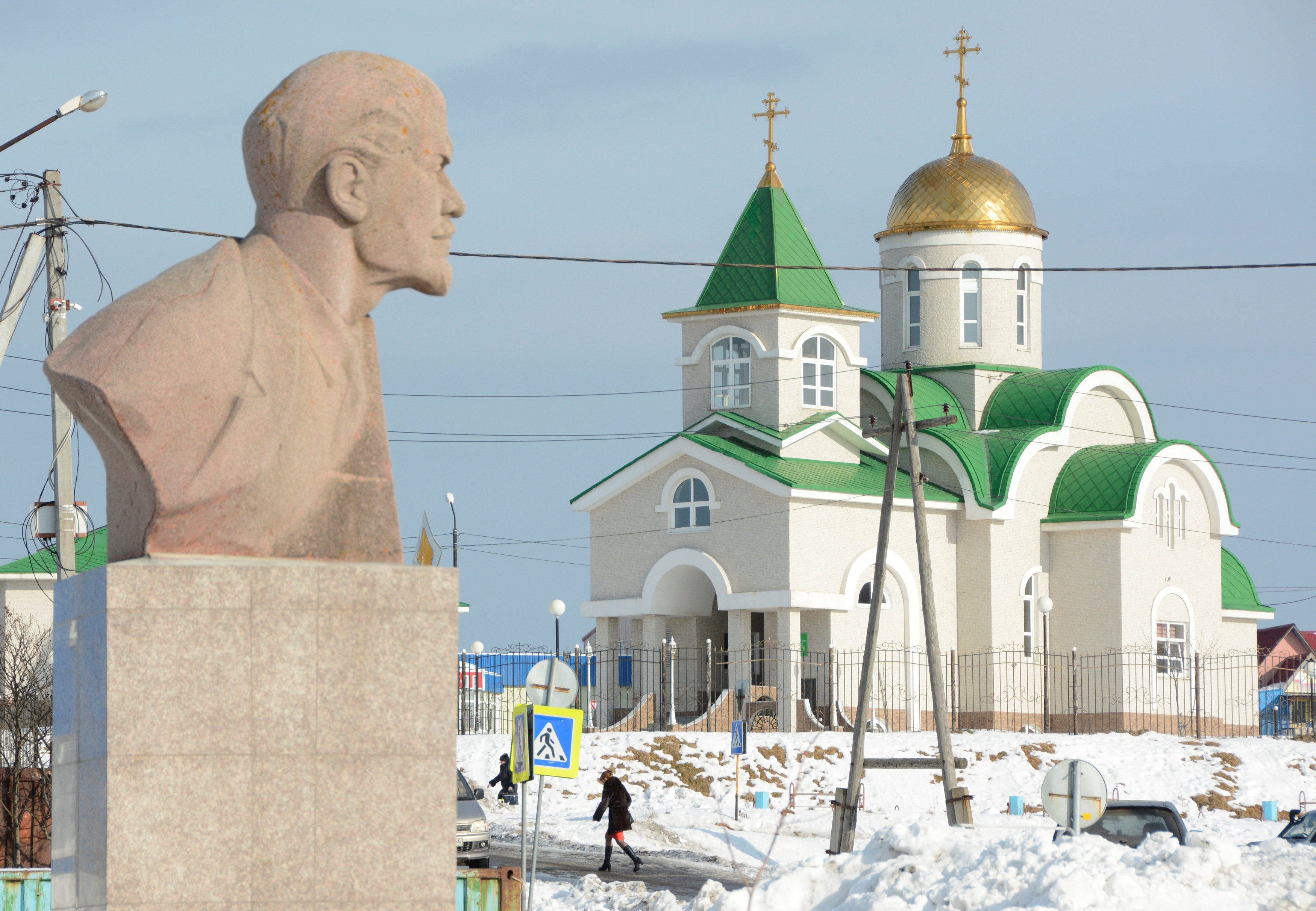 A bust of Soviet state founder Vladimir Lenin is seen in front of a Russian Orthodox church in Yuzhno-Kurilsk on the Island of Kunashir, one of four islands known as the Southern Kurils in Russia and the Northern Territories in Japan. Photo: Reuters