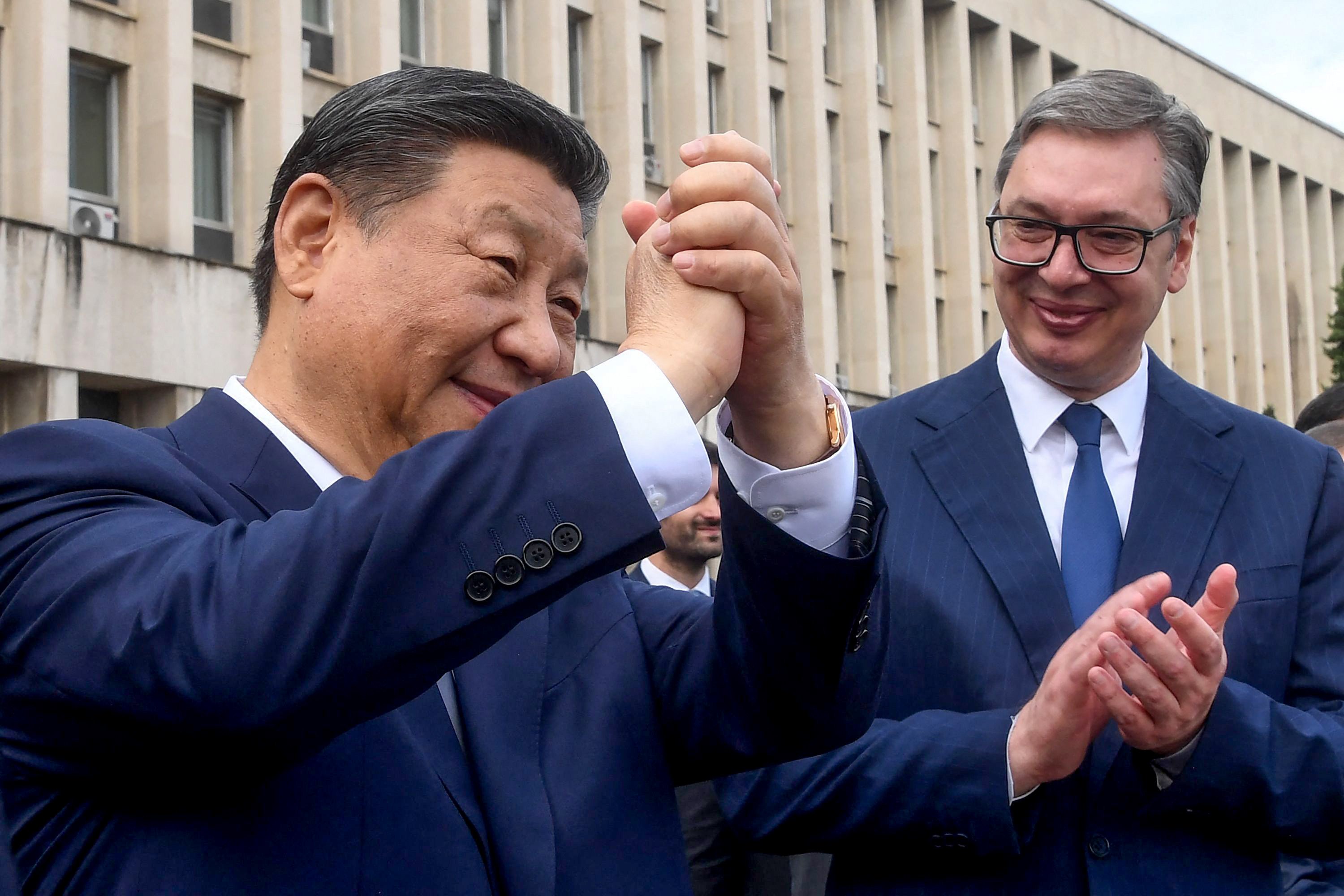Chinese President Xi Jinping, accompanied by Serbian President Aleksandar Vucic, greets people gathered outside the Palace of Serbia during a welcome ceremony in Belgrade on Wedneday. Photo: Serbia’s Presidential press service / AFP