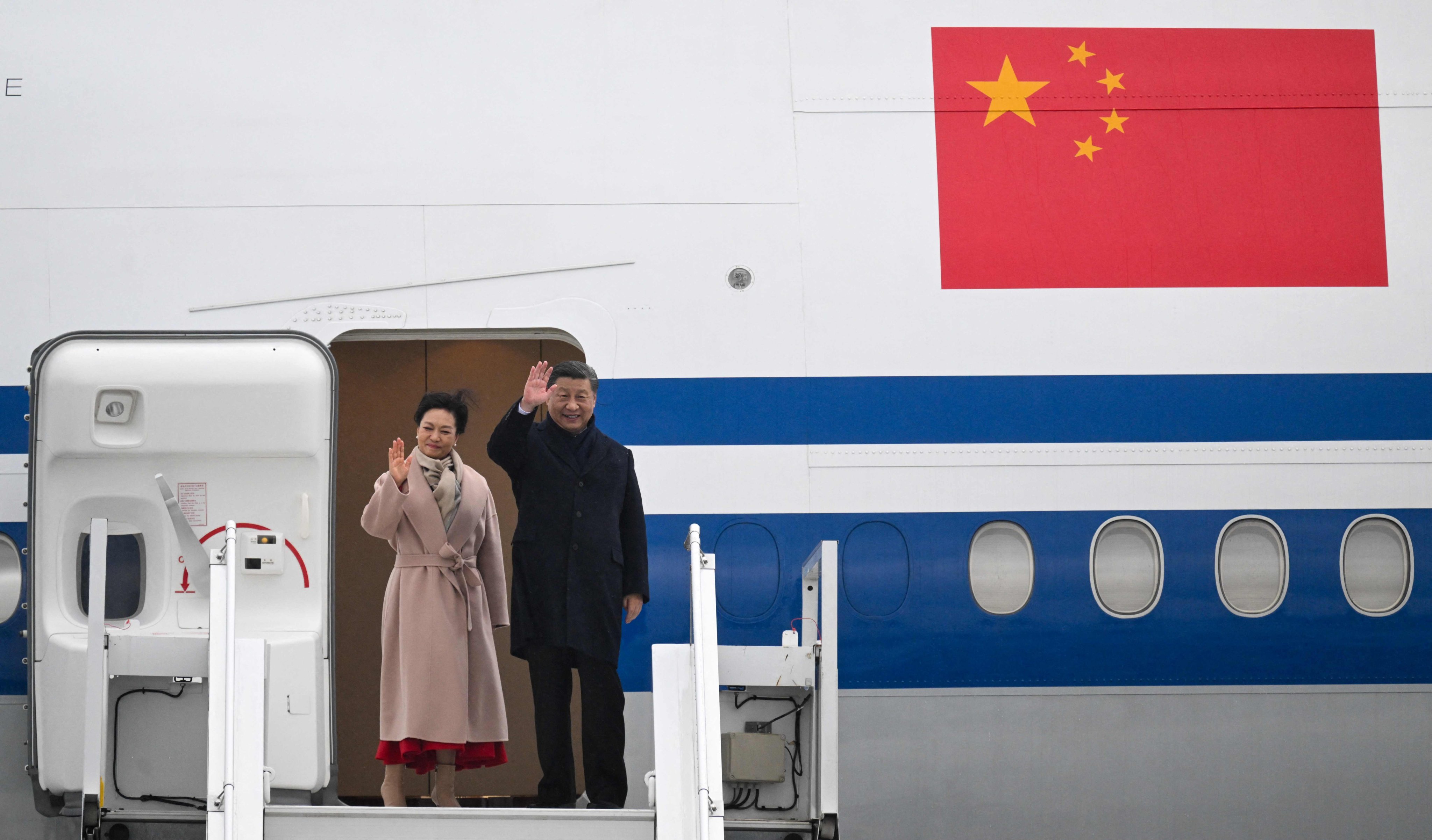 Chinese President Xi Jinping  and his wife Peng Liyuan wave from Tarbes airport in southwestern France, on Tuesday where French President Emmanuel Macron hosted Xi  in the Pyrenees mountains. Photo: AFP