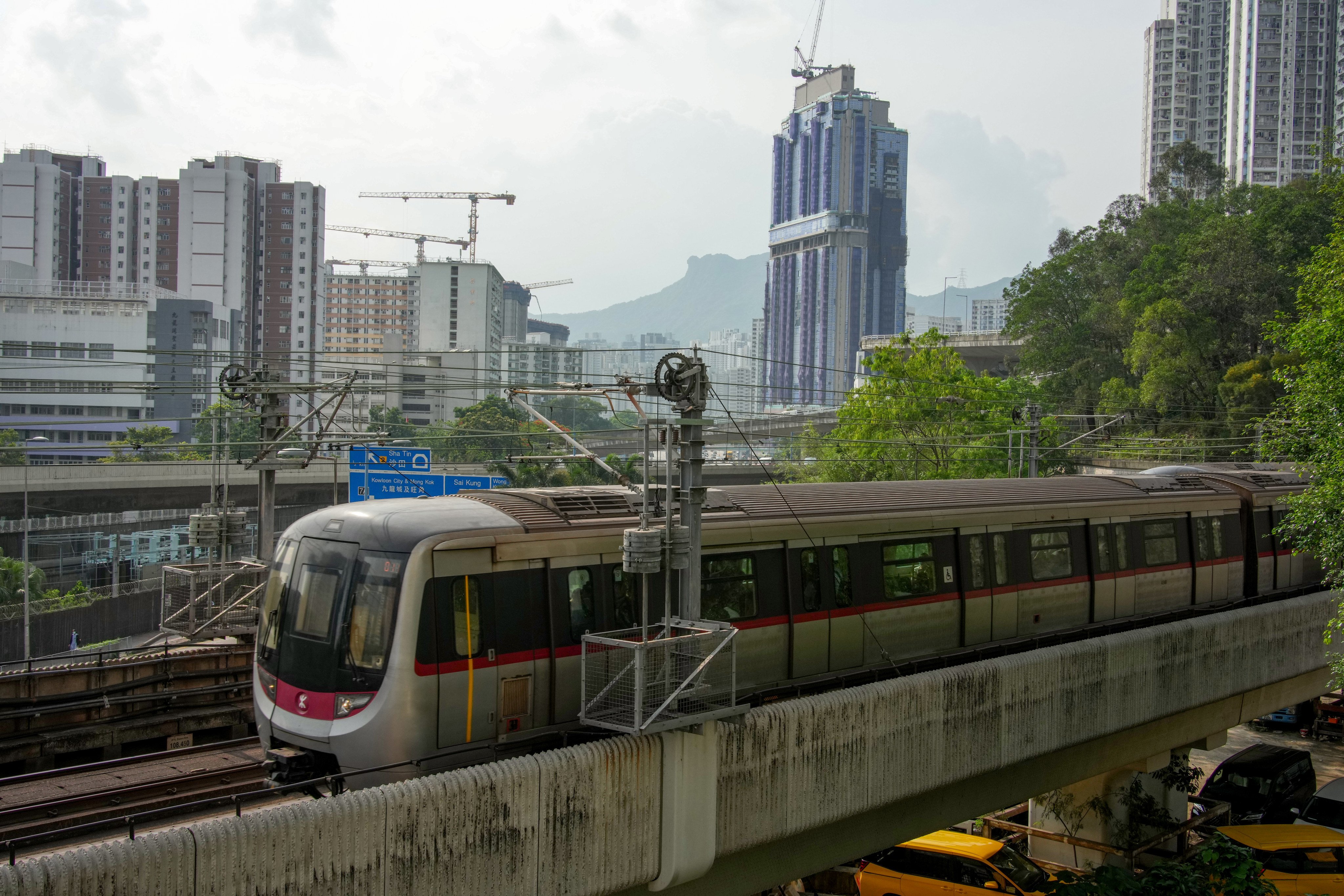 Kwun Tong line train arriving at Kowloon Bay station. Photo: Eugene Lee