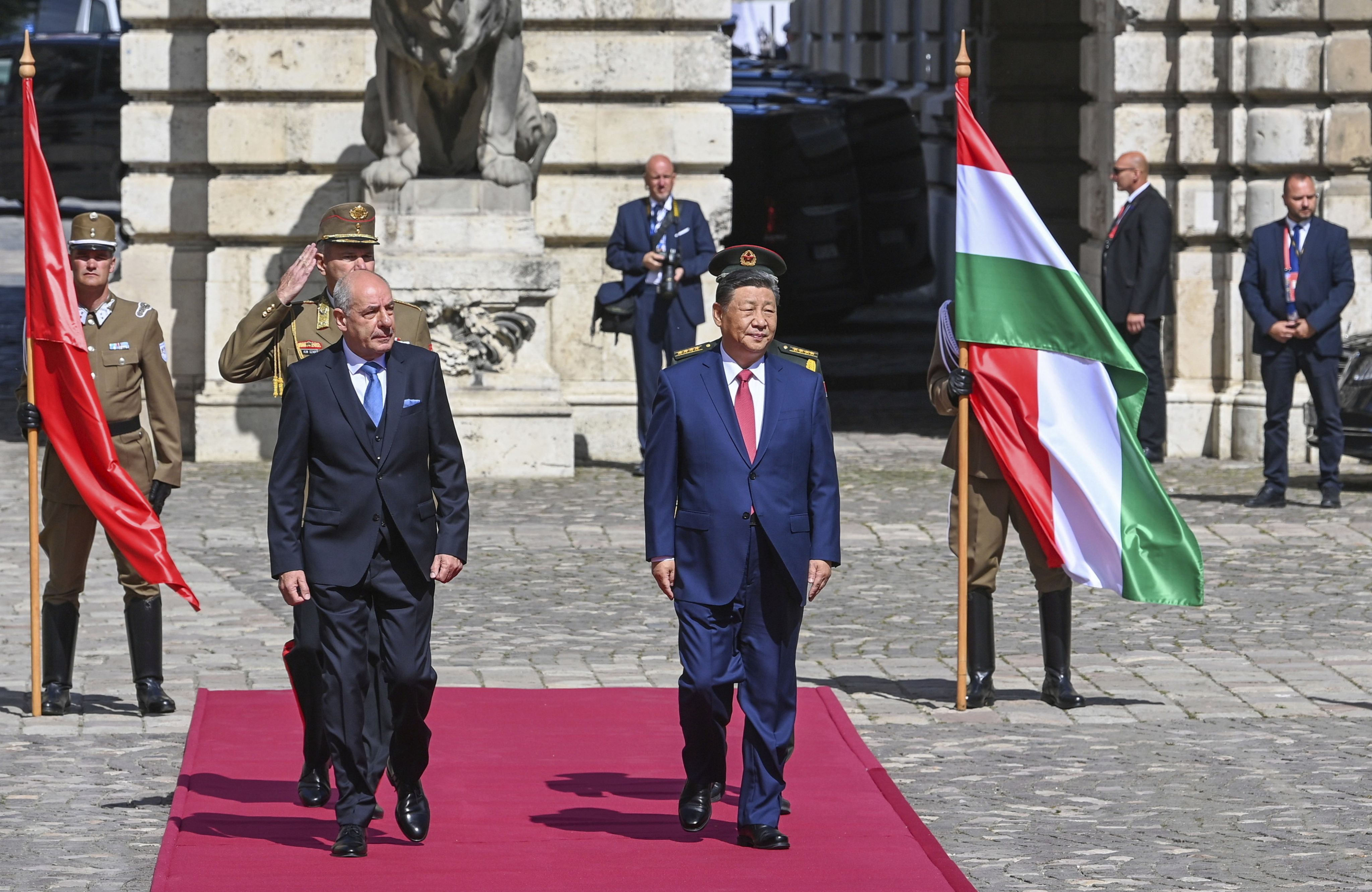 Hungarian President Tamas Sulyok (left) welcomes Chinese President Xi Jinping to Buda Castle in Budapest on Thursday. Photo: MTI via AP