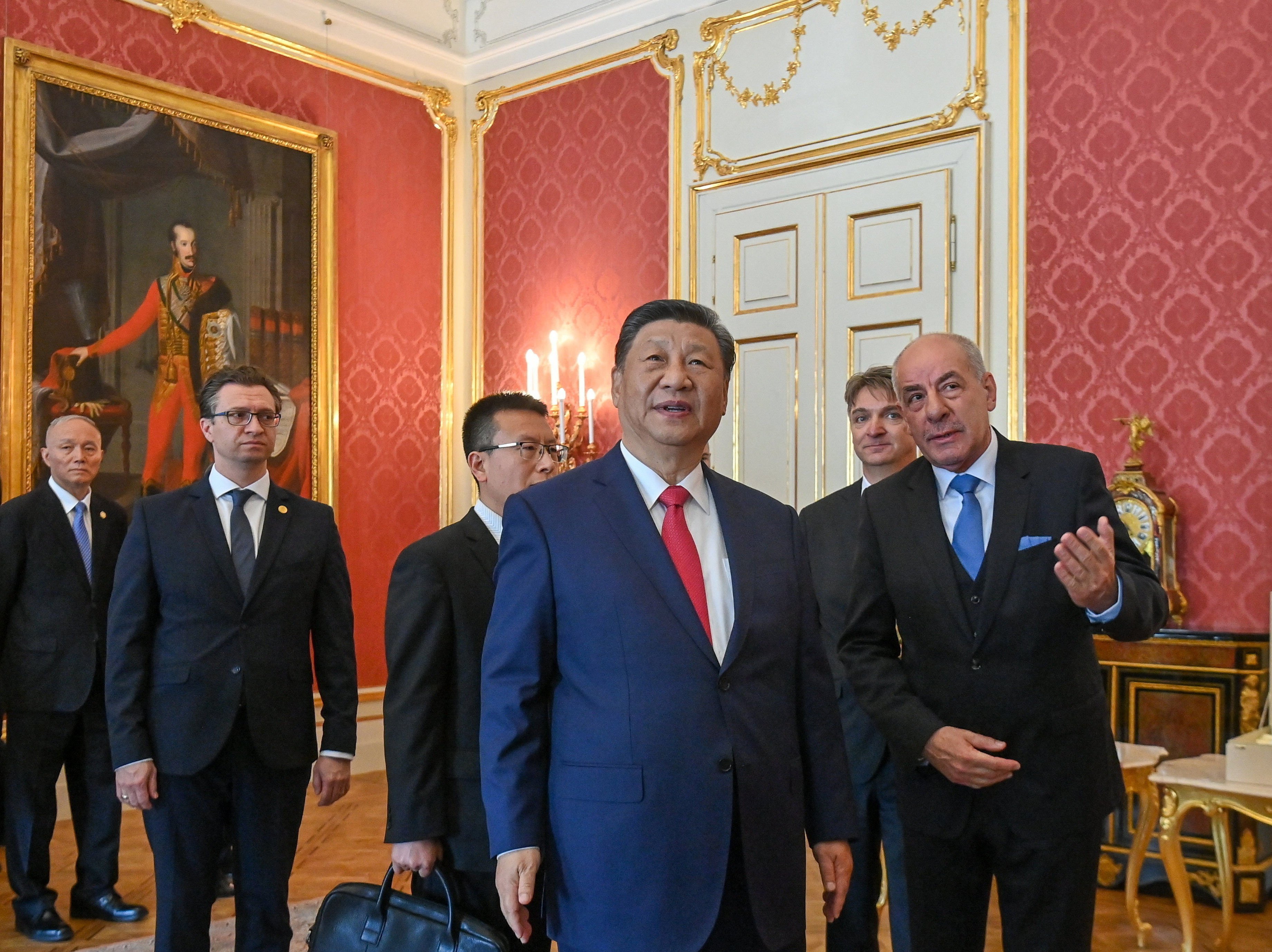 Hungarian President Tamas Sulyok (right) and Chinese President Xi Jinping walk in the presidential Alexander Palace in Budapest, Hungary, on Thursday. Photo: EPA-EFE