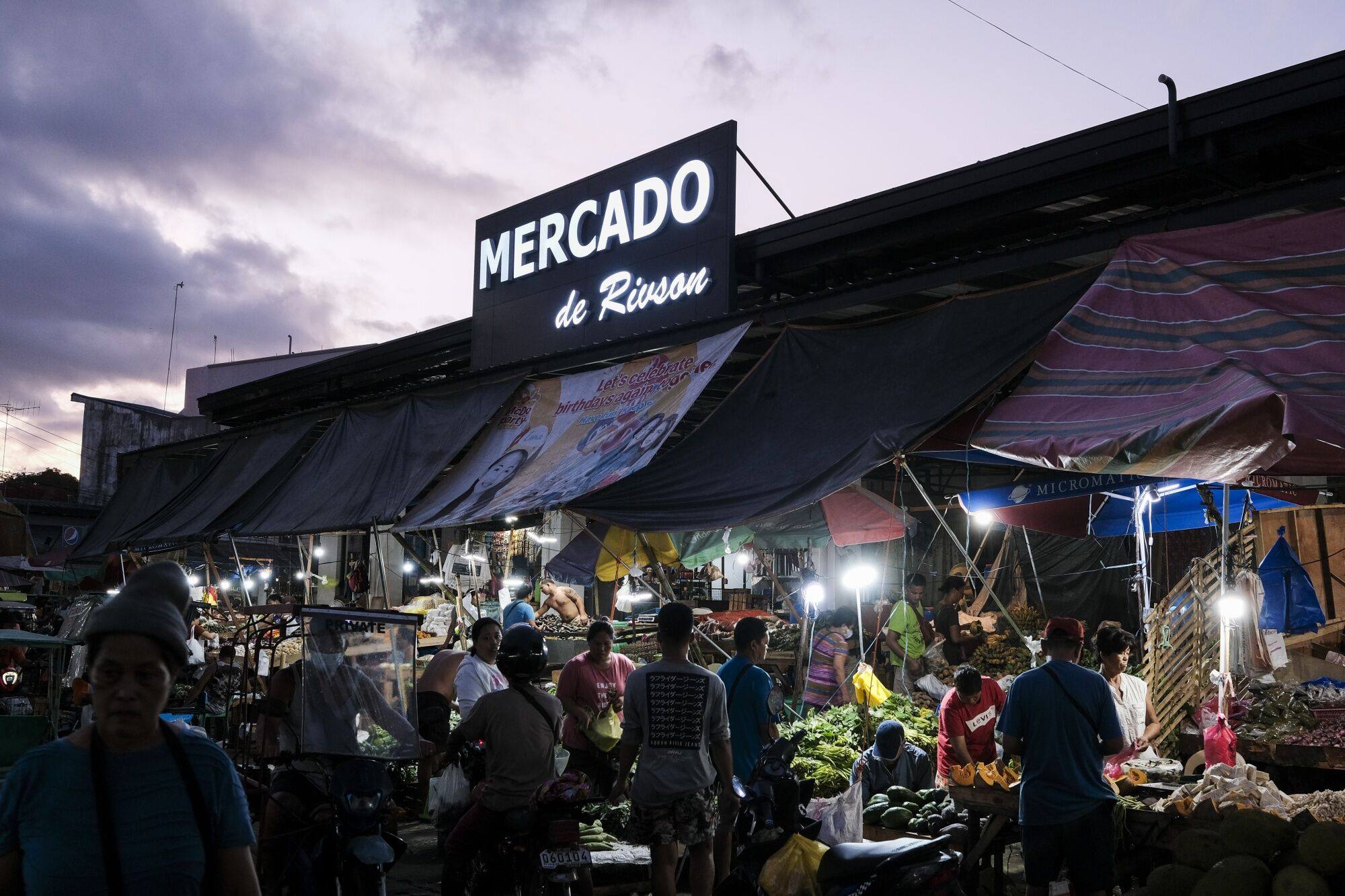 Food vendors at a market in Bacolod City, Philippines. The country’s economy grew 5.7 per cent in the first quarter. Photo: Bloomberg