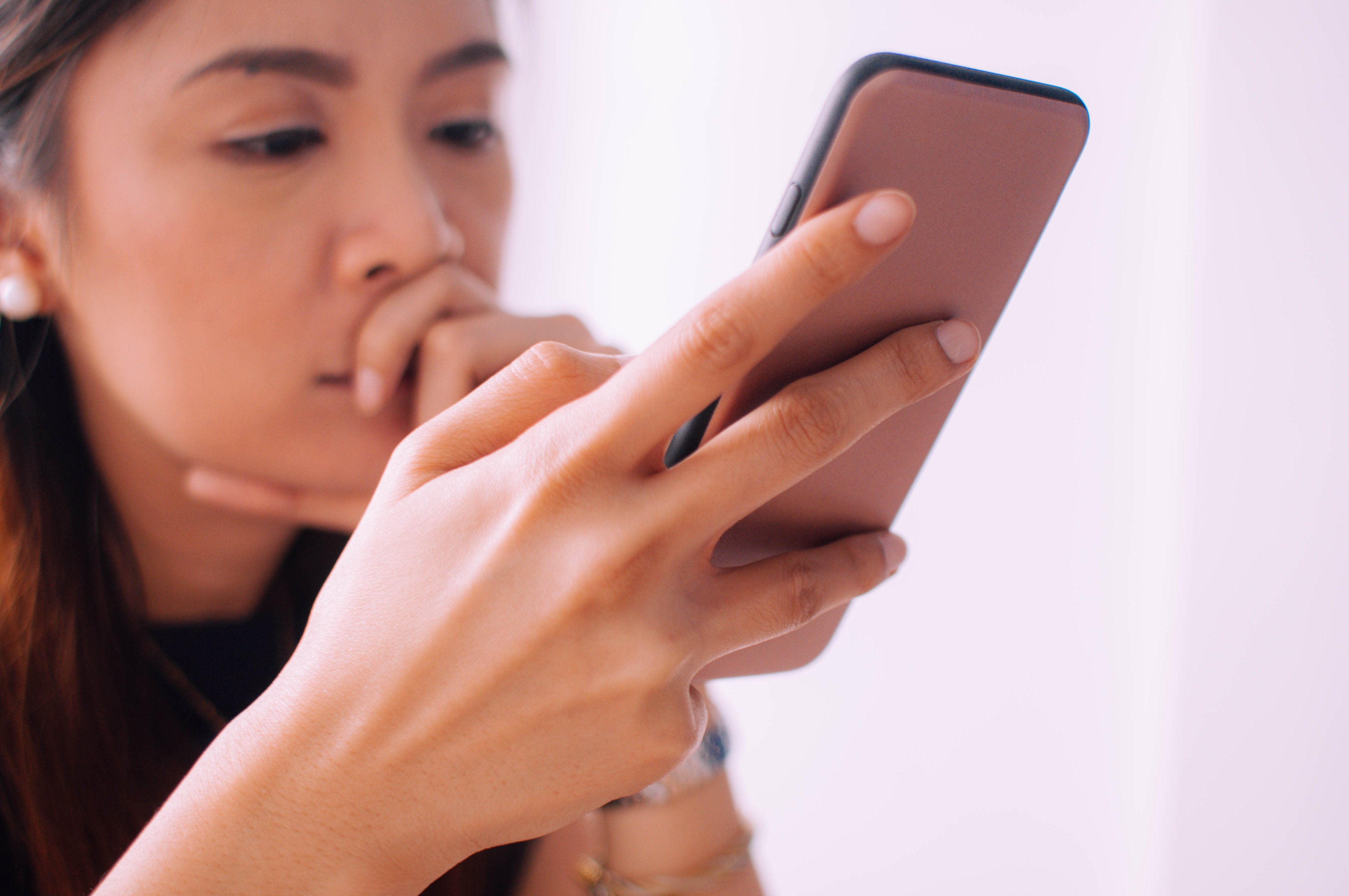 Are you scrolling social media to try to shed light on a mental health issue you may be suffering from? Experts say that while there’s nothing wrong with educating yourself online, information you find there shouldn’t be used to self-diagnose mental illness. Photo: Shutterstock
