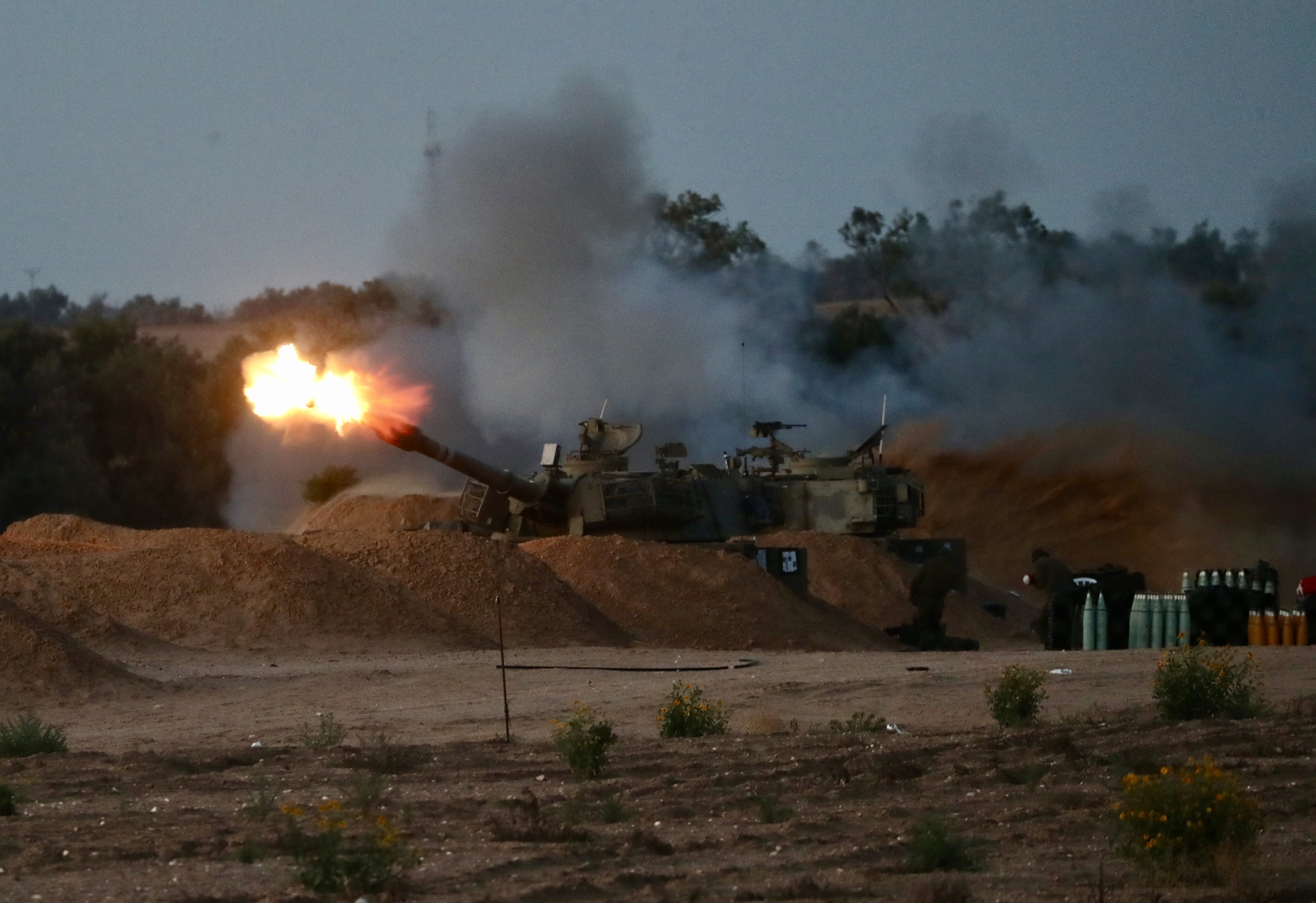 An Israeli self-propelled howitzer fires near the Kerem Shalom crossing on Wednesday. Photo: Xinhua