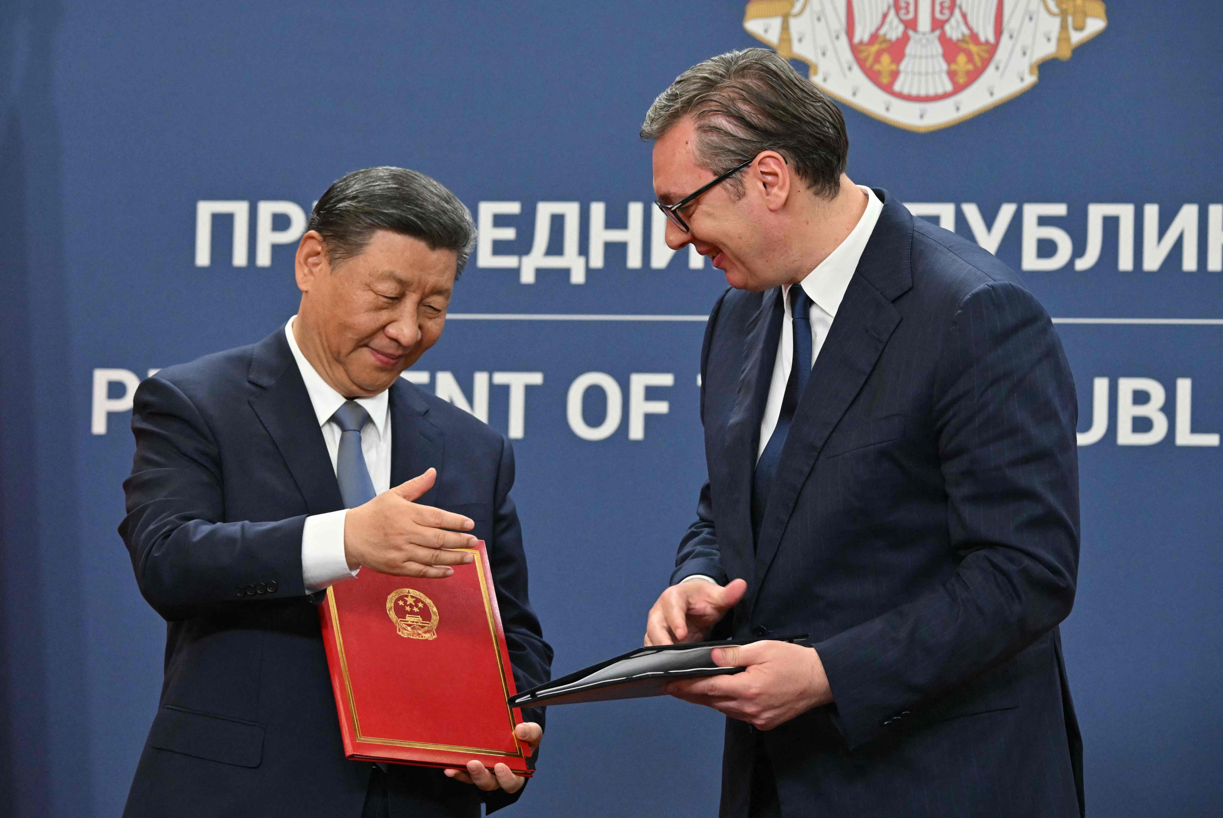 Chinese President Xi Jinping (left) and Serbian President Aleksandar Vucic prepare to shake hands after signing bilateral documents during a meeting in Belgrade, on Wednesday, as Beijing sought to deepen political and economic ties with friendlier countries in Europe. Photo: AFP