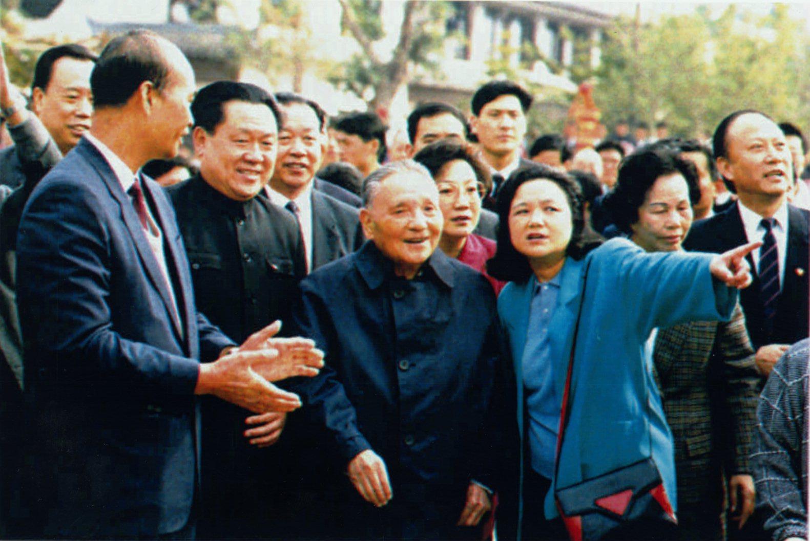 Deng Xiaoping’s daughter Deng Nan points out the sights of Shenzhen’s  Splendid China Folk Village theme park to her father during his 1992 Southern Tour. Photo: AP
