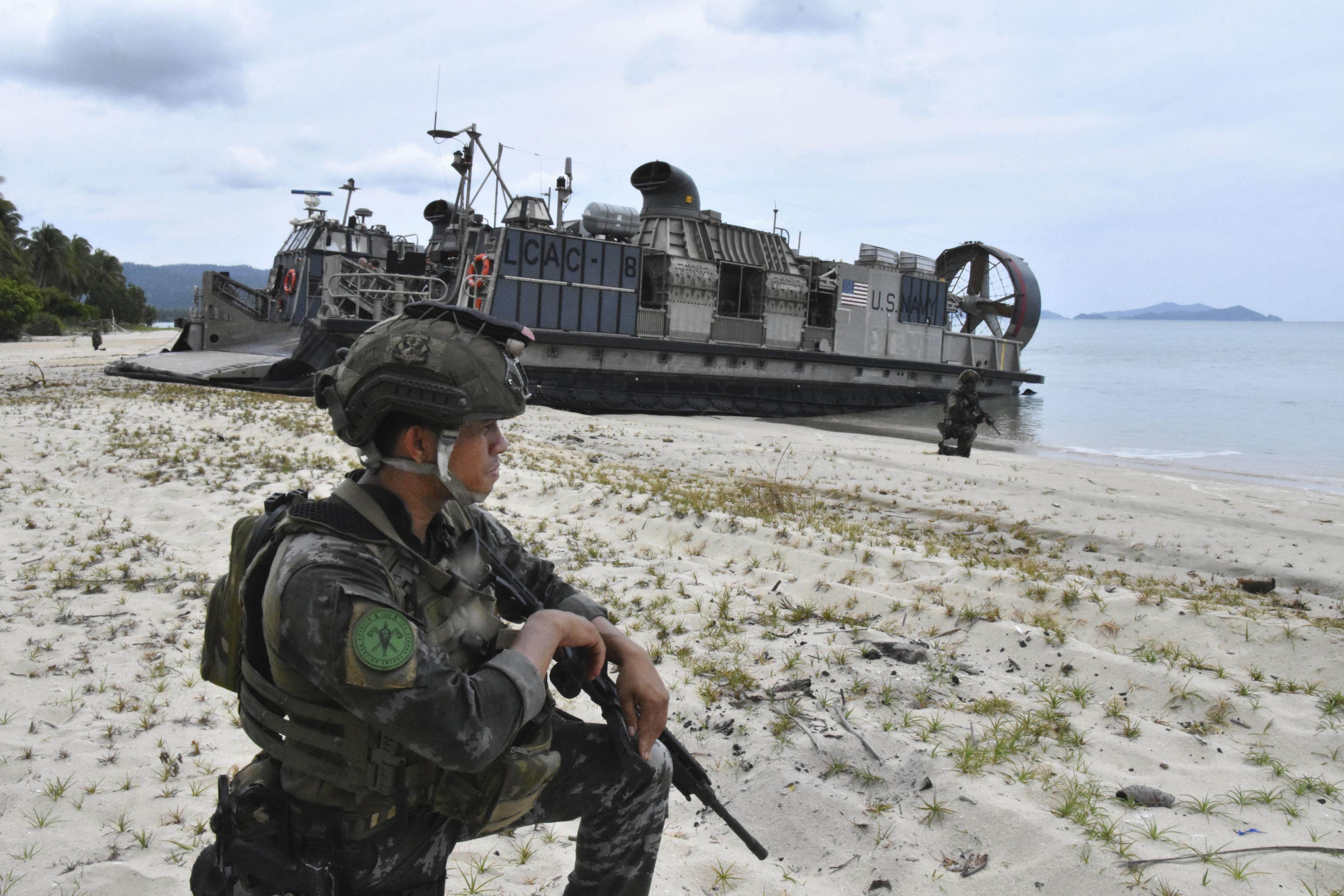 A Philippine soldier guards a US military hovercraft during the annual Balikatan bilateral military exercise on May 1 in San Vicente in Palawan province, the Philippines. Photo: Kyodo
