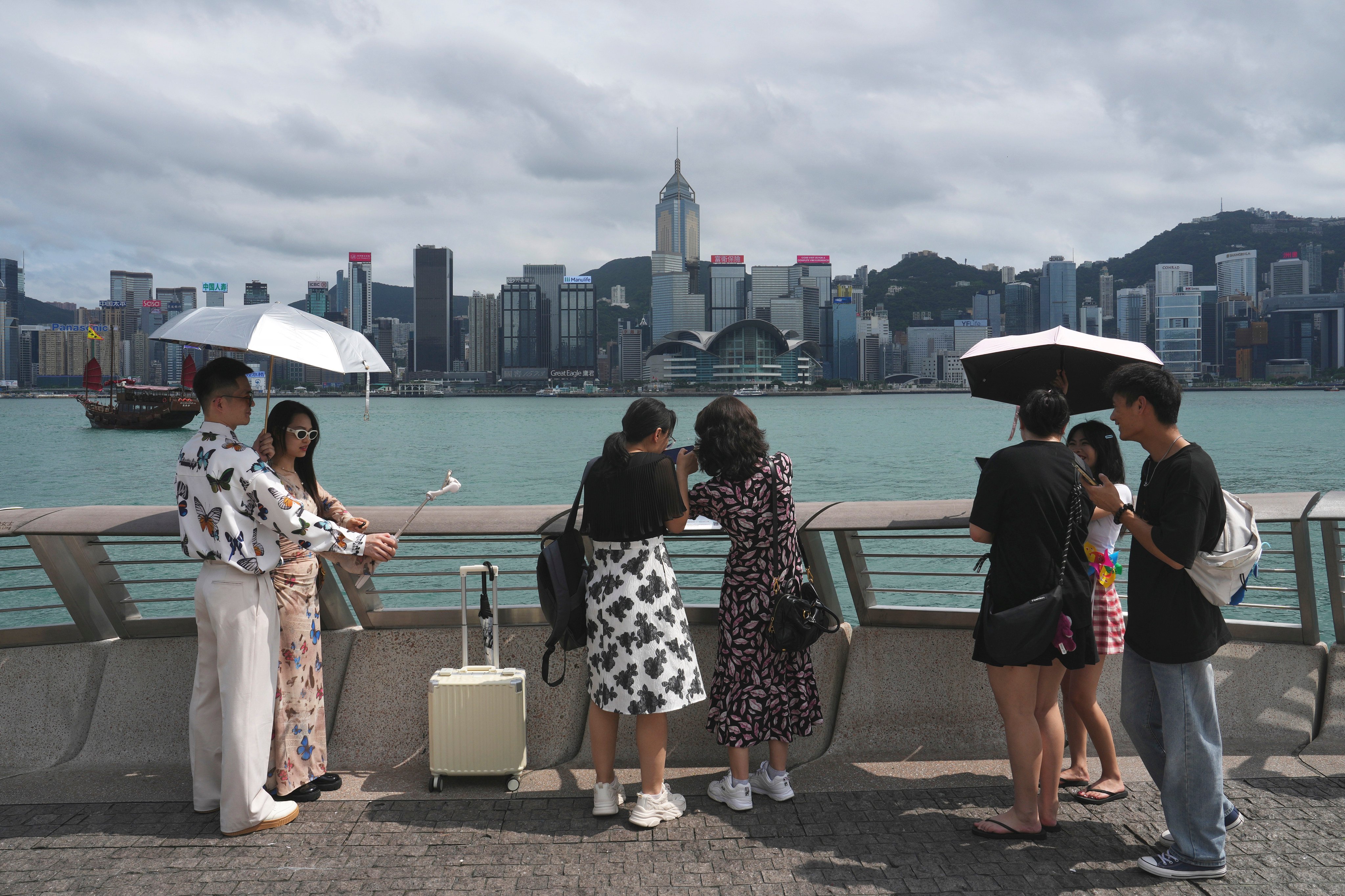 Hong Kong’s General Chamber of Commerce has said the city can push ahead with efforts to have the duty-free shopping allowance raised for mainland Chinese visitors. Photo: Elson Li