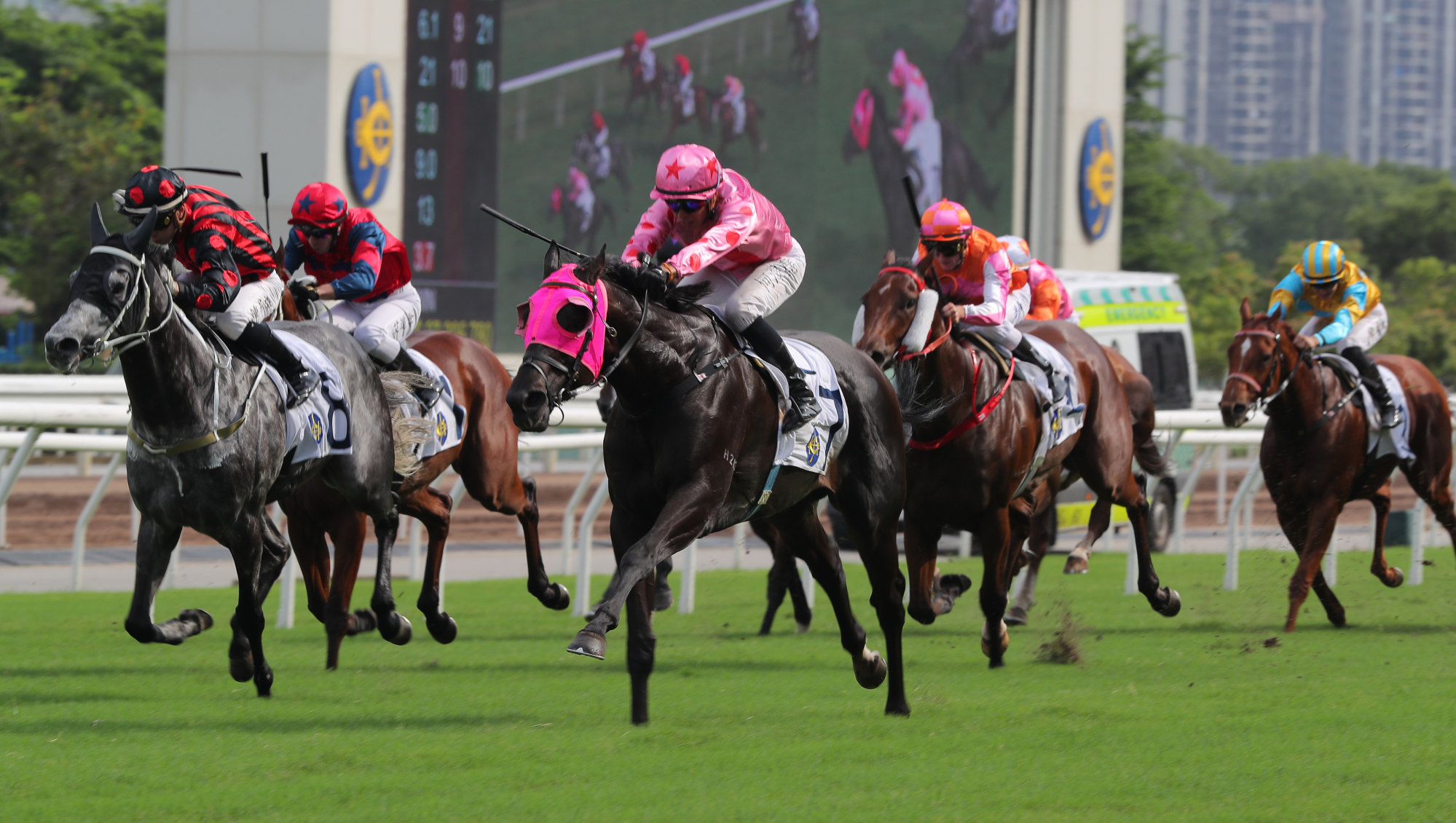 Vincent Ho steers Chancheng Glory to victory at Sha Tin.