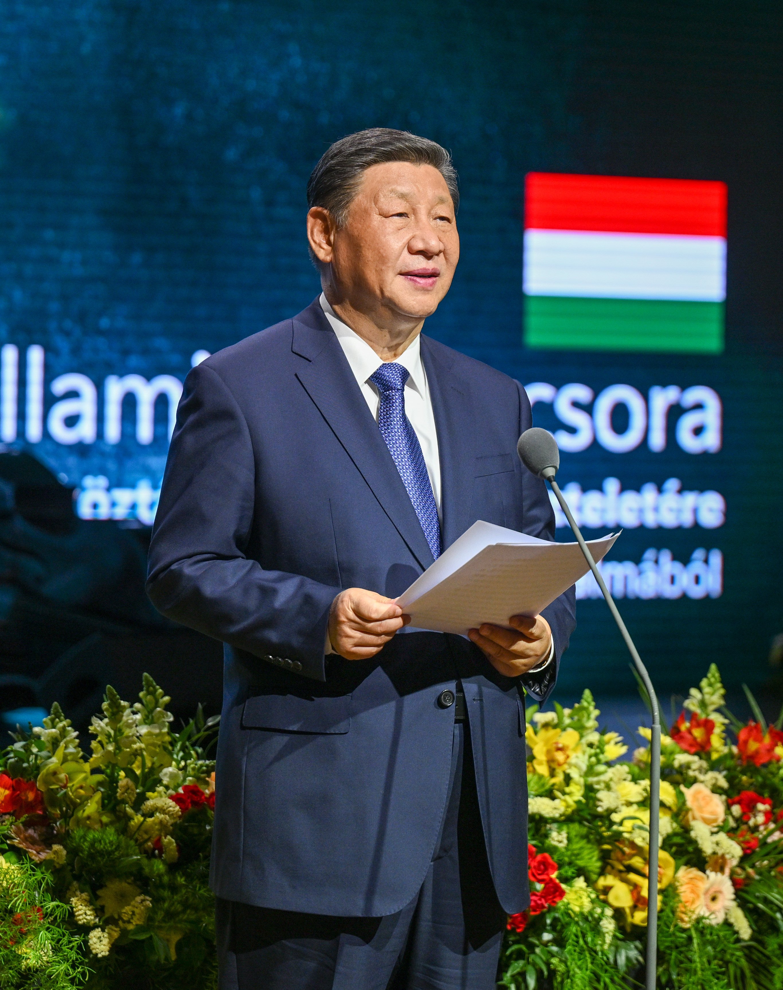 Chinese President Xi Jinping speaks during a welcoming banquet held by Hungarian Prime Minister Viktor Orban in Budapest on Thursday.  Photo: Xinhua