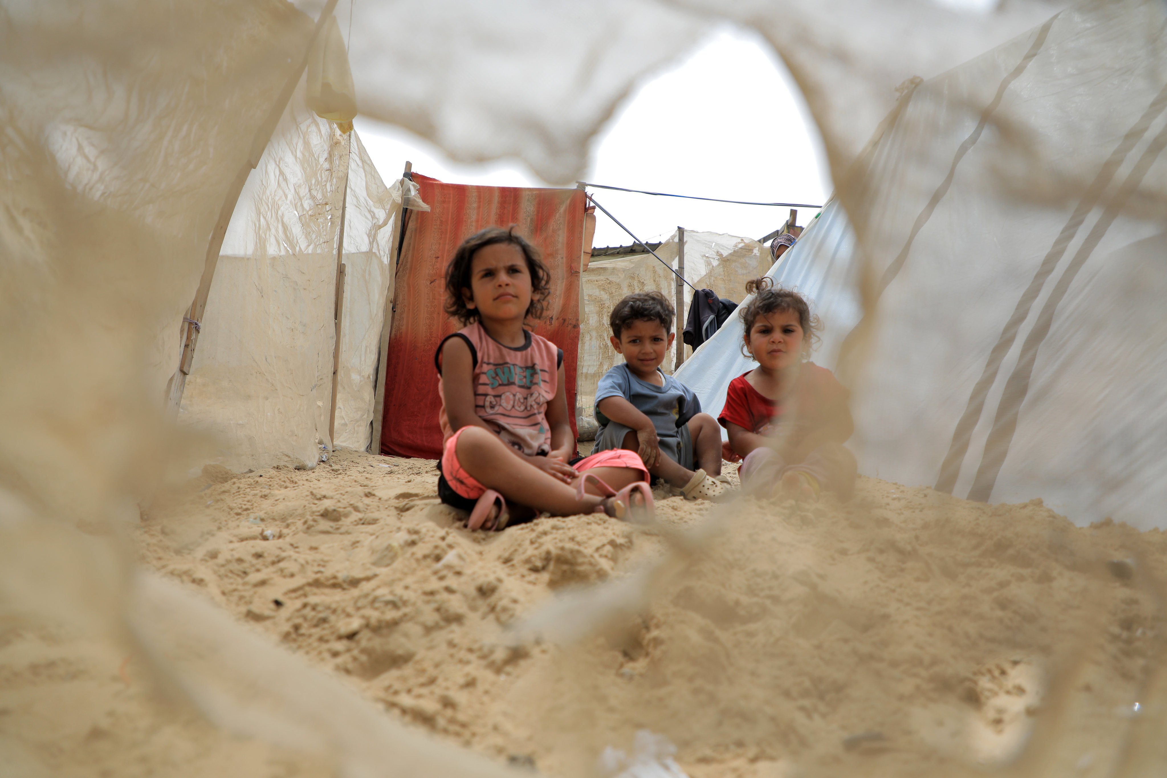 Palestinian children evacuated from Rafah are seen on a beach in Khan Younis on Friday. Photo: Xinhua