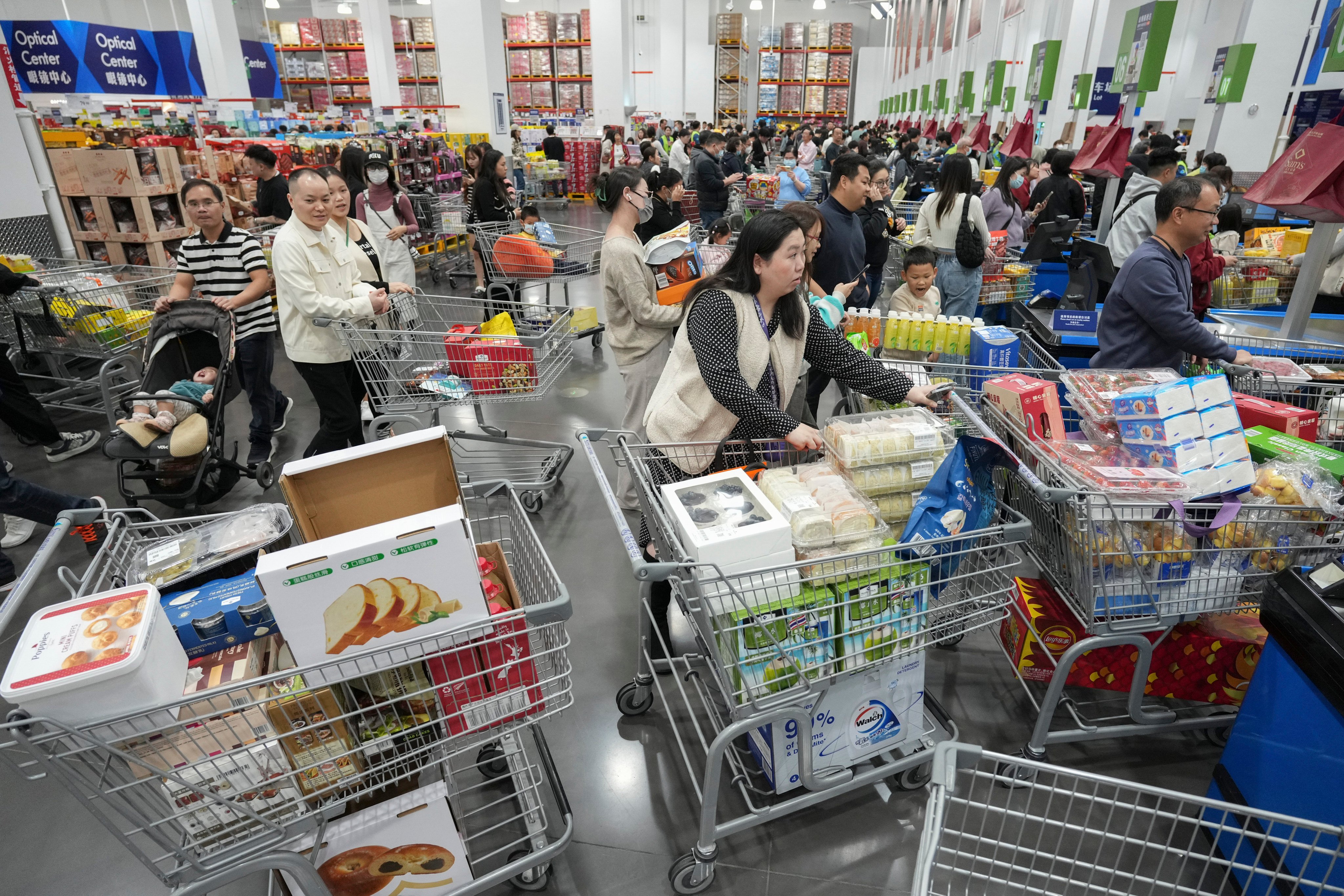 Shoppers line up to check out items at a Sam’s Club in Qianhai, Shenzhen. The US retailer is planning to launch online shopping in Hong Kong, sources have said. Photo: Eugene Lee