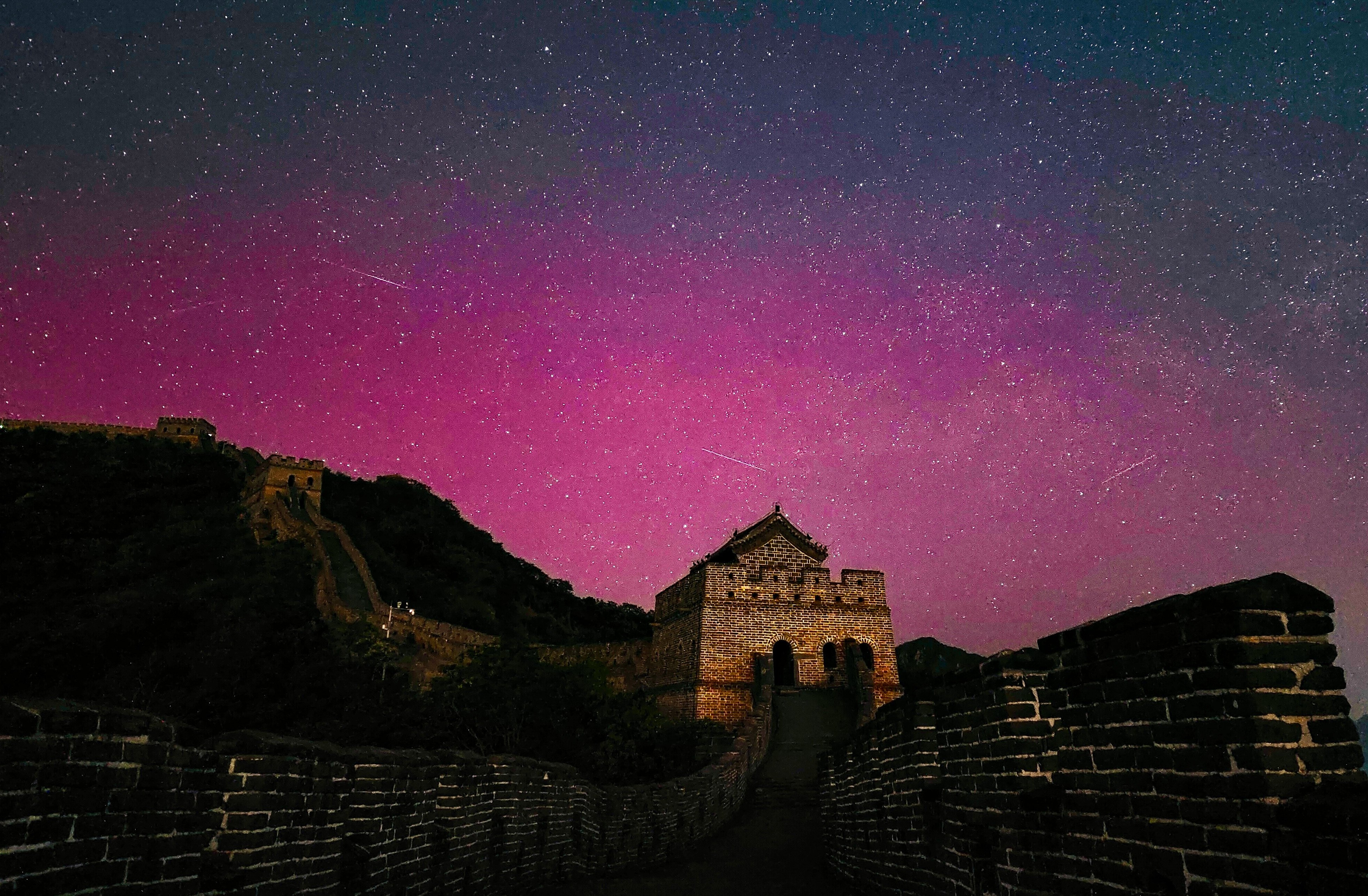 The skies above the Great Wall were lit up on Saturday night. Photo: Weibo/ 摄影师钟大猫