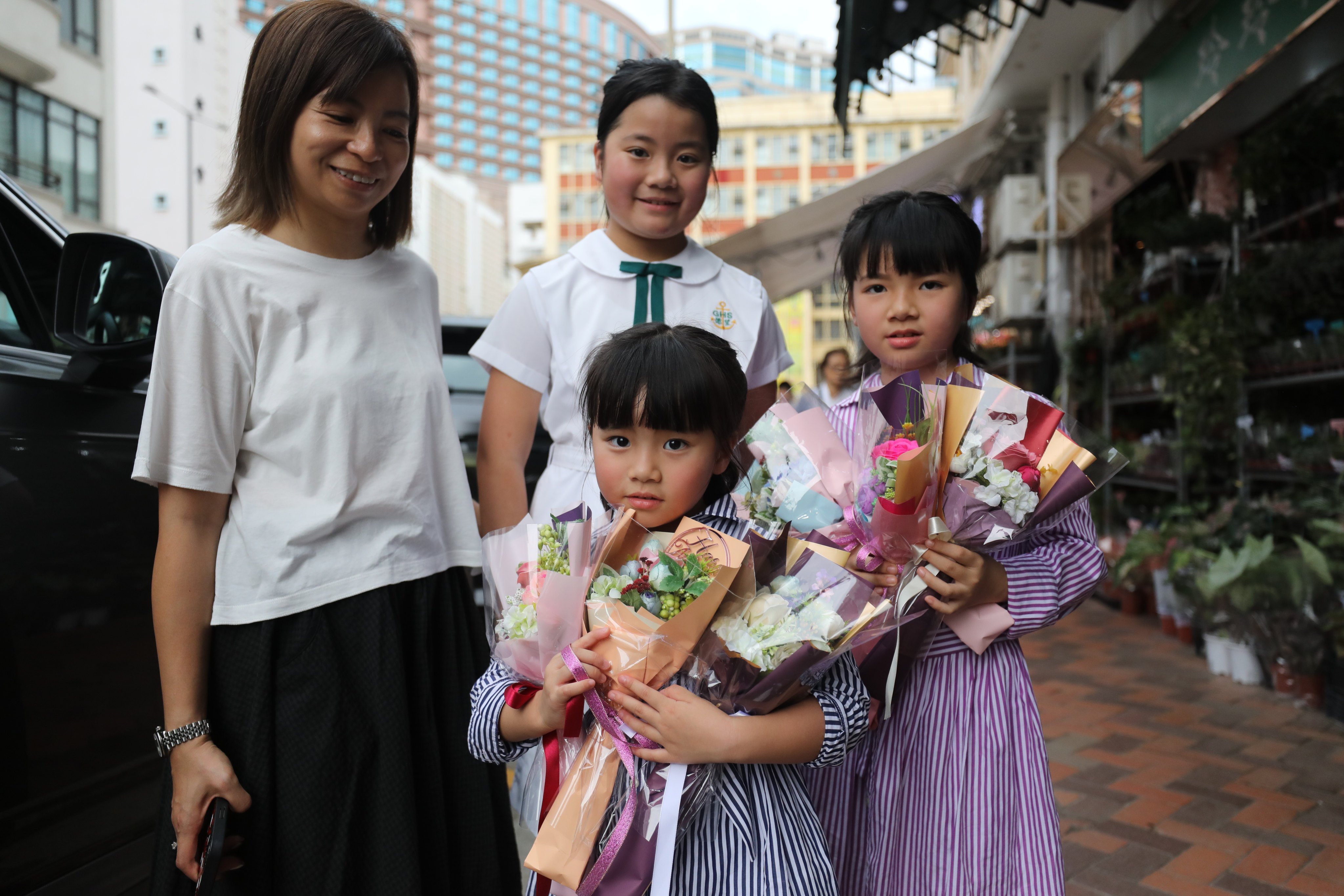 Housewife Macy Law (left) went shopping with her three daughters to pick up seven bouquets at a cost of HK$490. Photo: Xiaomei Chen