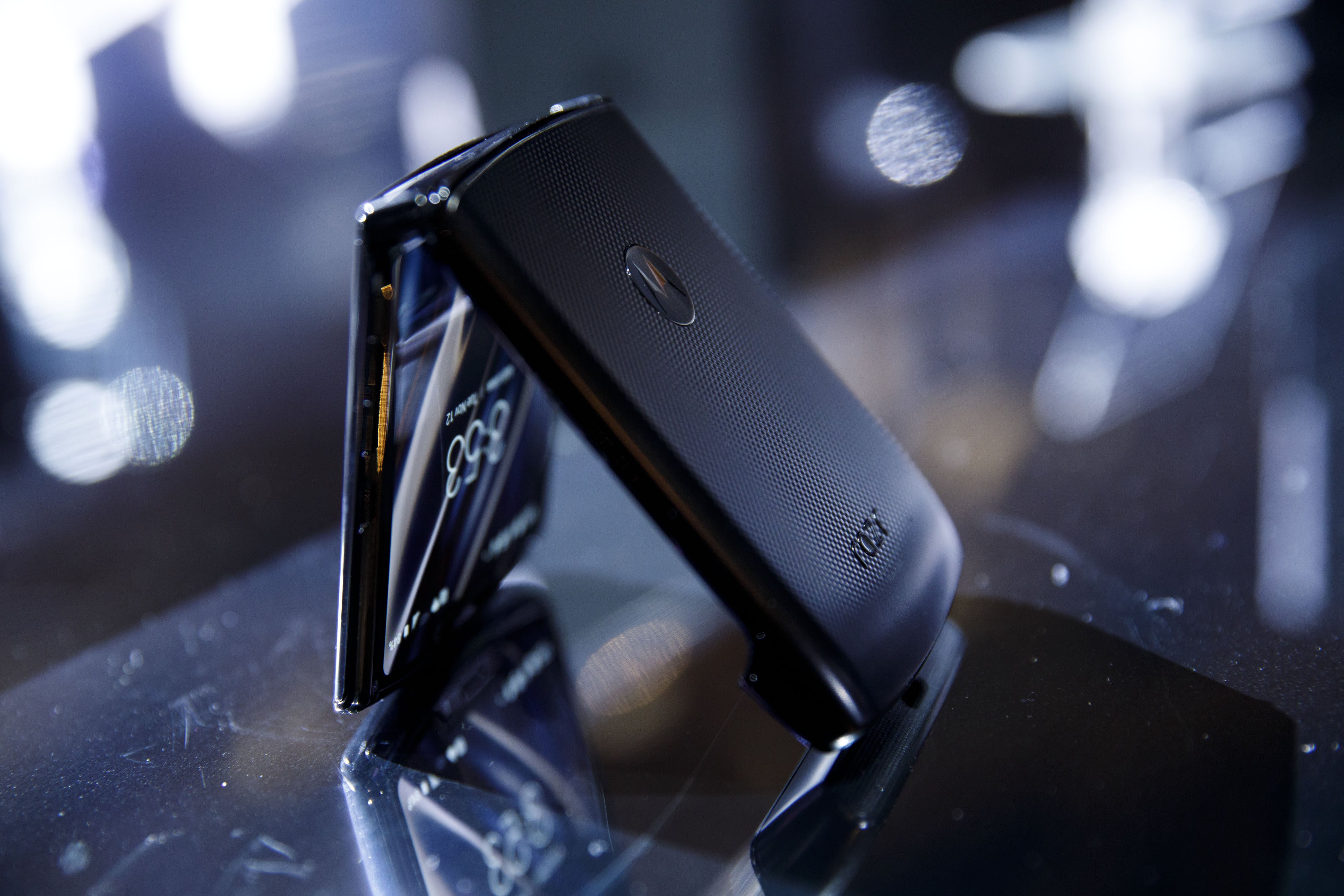 A Motorola Razr smartphone is displayed during an event in Los Angeles, Nov. 13, 2019. Photo: Bloomberg