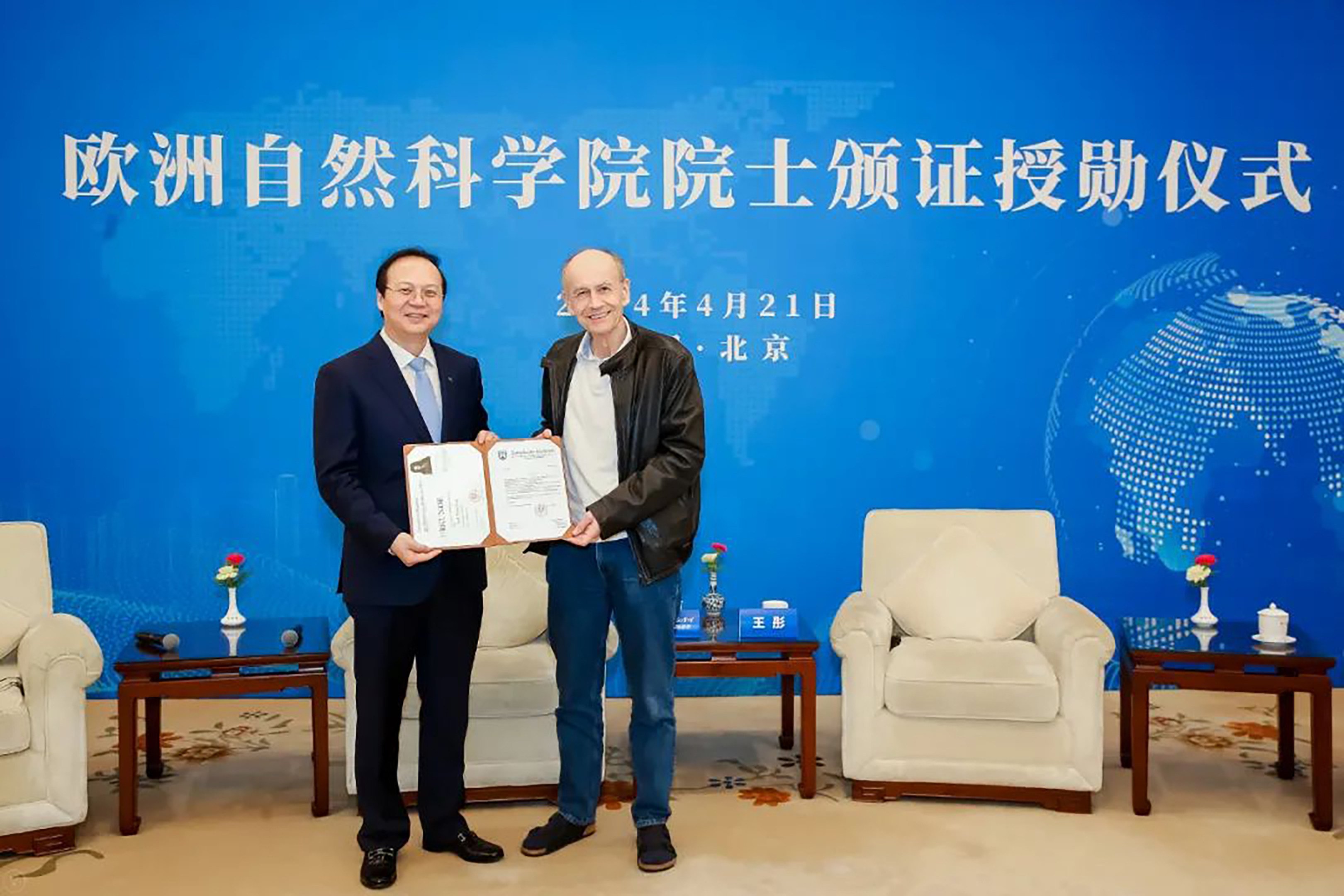 Nobel laureate Thomas C. Südhof (right) with China Development Research Institute’s president Wang Tong. Photo: China Development Research Institute