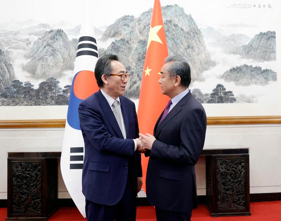 South Korean Foreign Minister Cho Tae-yul with Chinese counterpart Wang Yi in Beijing. Photo: dpa