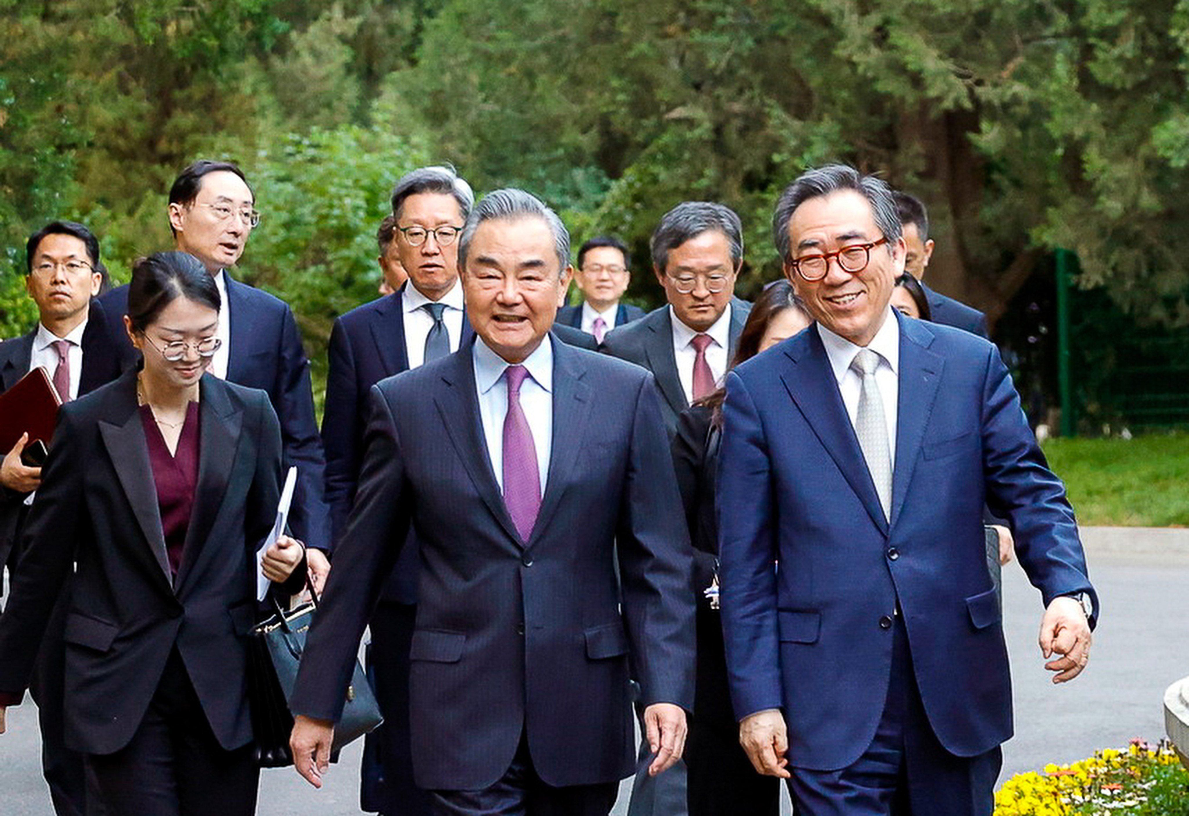 South Korean Foreign Minister Cho Tae-yul, right, and his Chinese counterpart Wang Yi take a stroll after their talks at the Diaoyutai State Guesthouse in Beijing on Monday.  Photo: EPA-EFE/South Korean Foreign Ministry