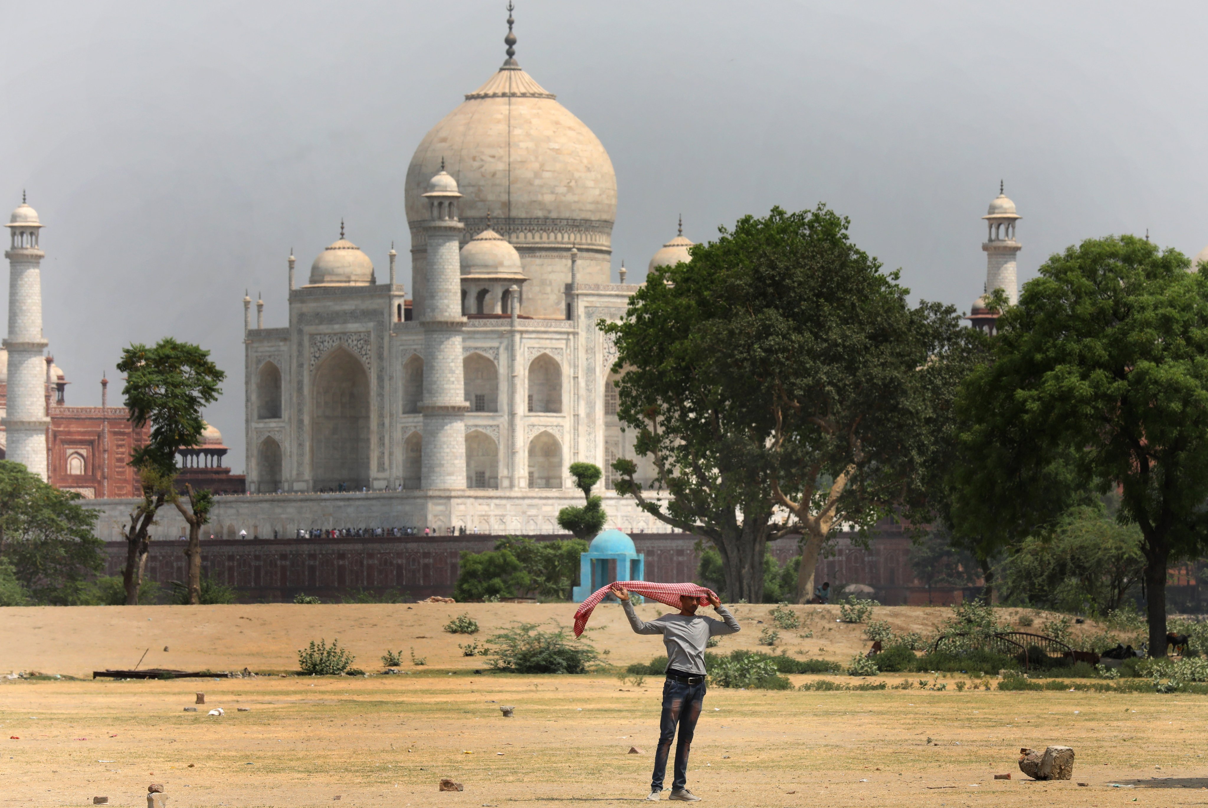 An Indian man covers his face to avoid the heat wave near the Taj Mahal monument in Agra, Uttar Pradesh. Photo: EPA-EFE