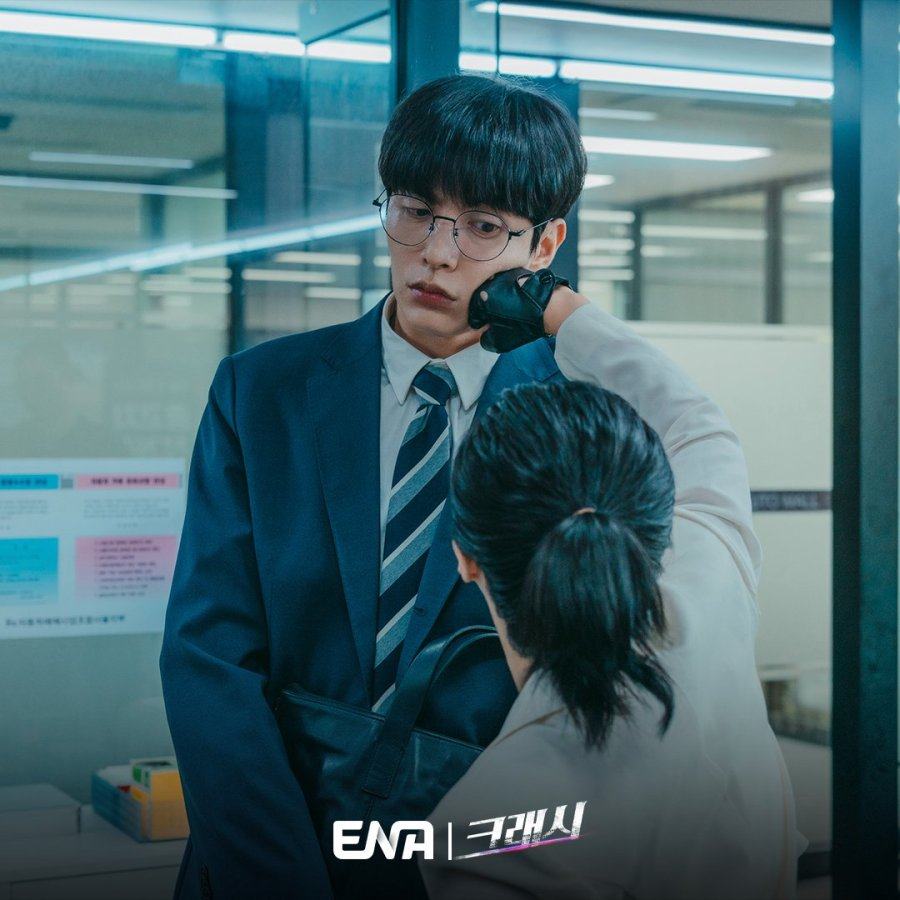 Disney+ K-drama Crash stars Kwak Sun-young (bottom) as Min So-hee, the head of Traffic Crime Investigation, and Lee Min-ki as insurance investigator Cha Yeon-ho (top), as they try to track down a serial killer. 