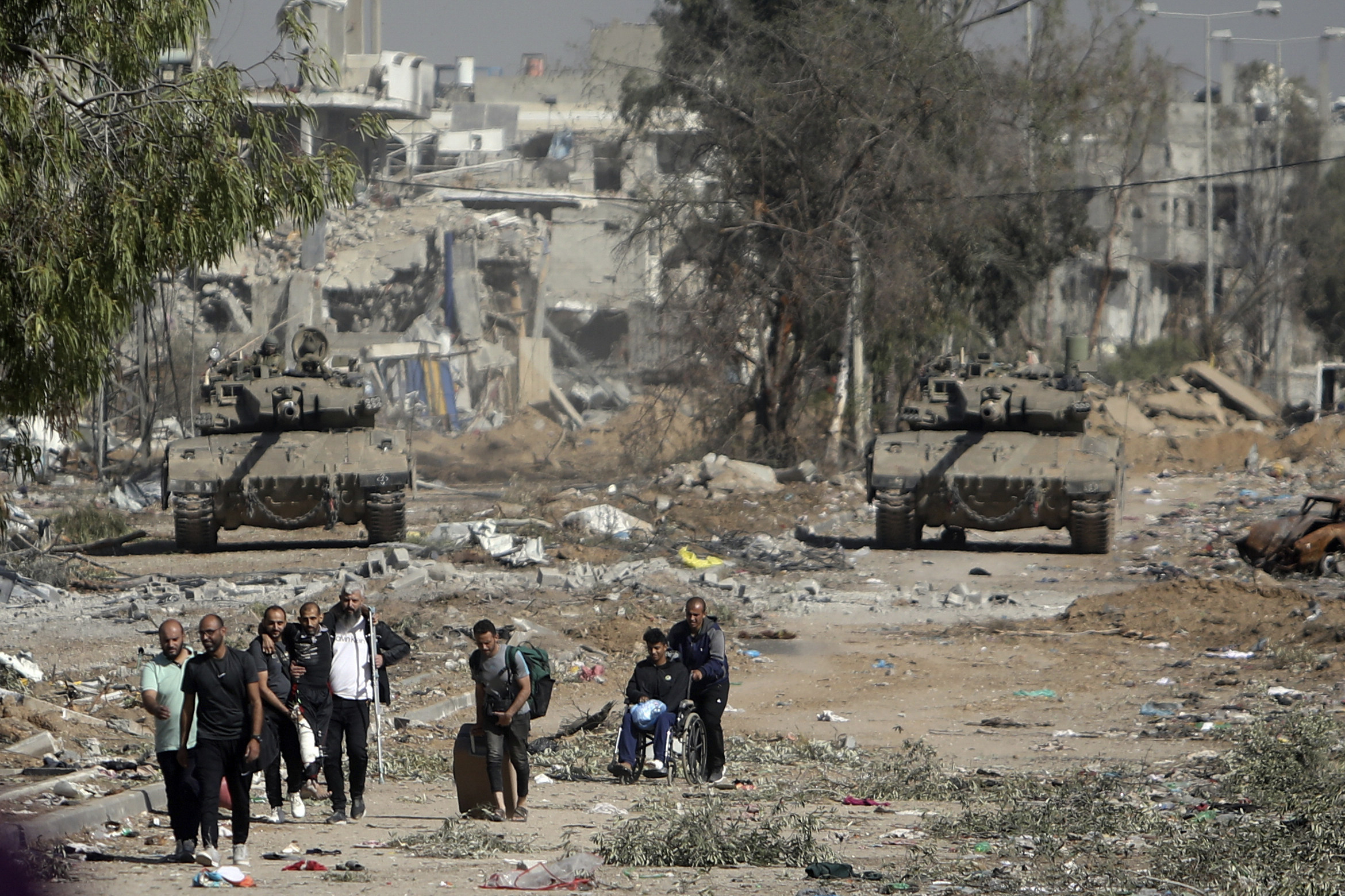 Palestinians flee from northern Gaza as Israeli tanks block the Salah al-Din road in the central Gaza Strip. Photo: AP