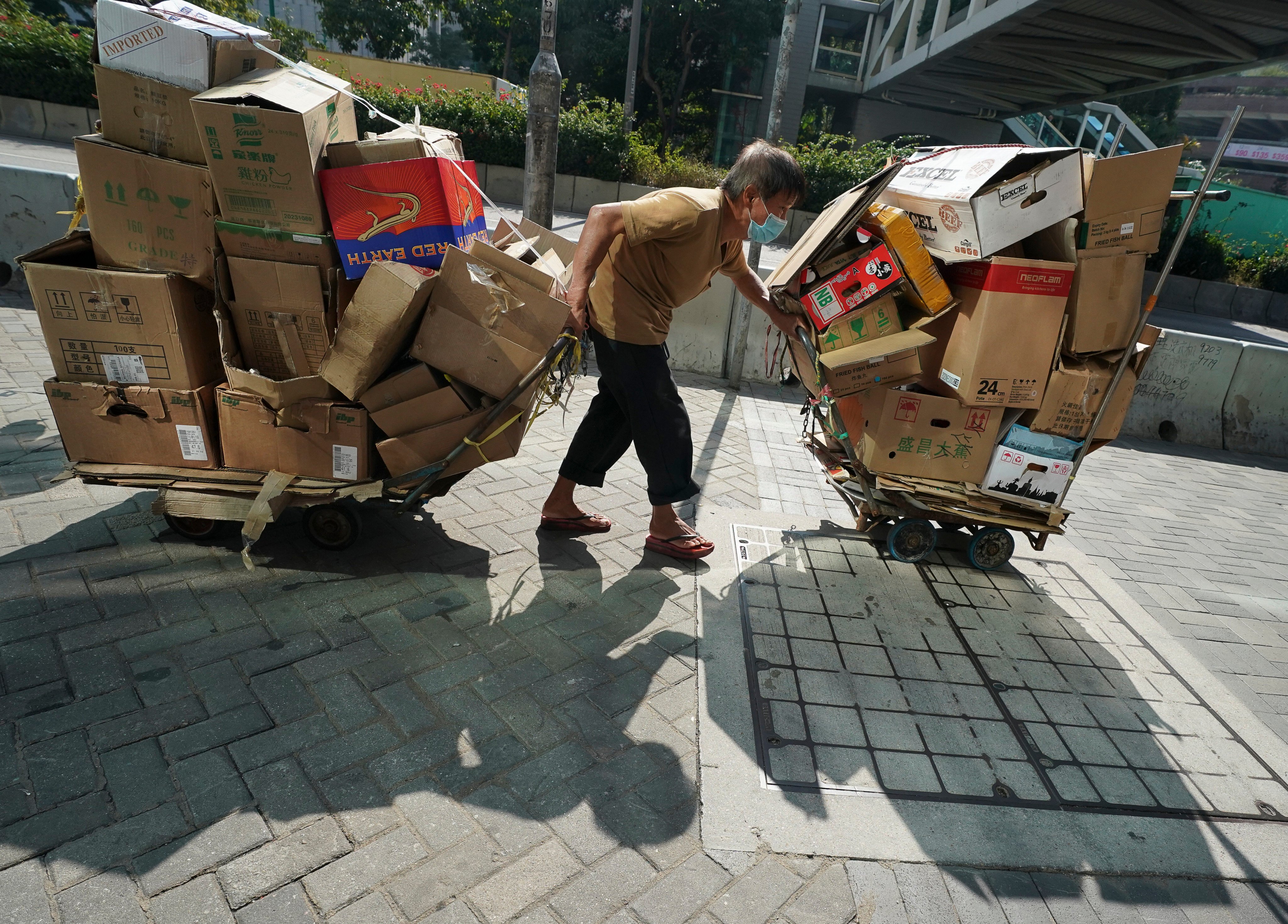 According to Waste Picker Concern Group’s report, Hong Kong has up to 3,456 scavengers who collect approximately 159.25 tonnes of recycling waste every day. Photo: Felix Wong