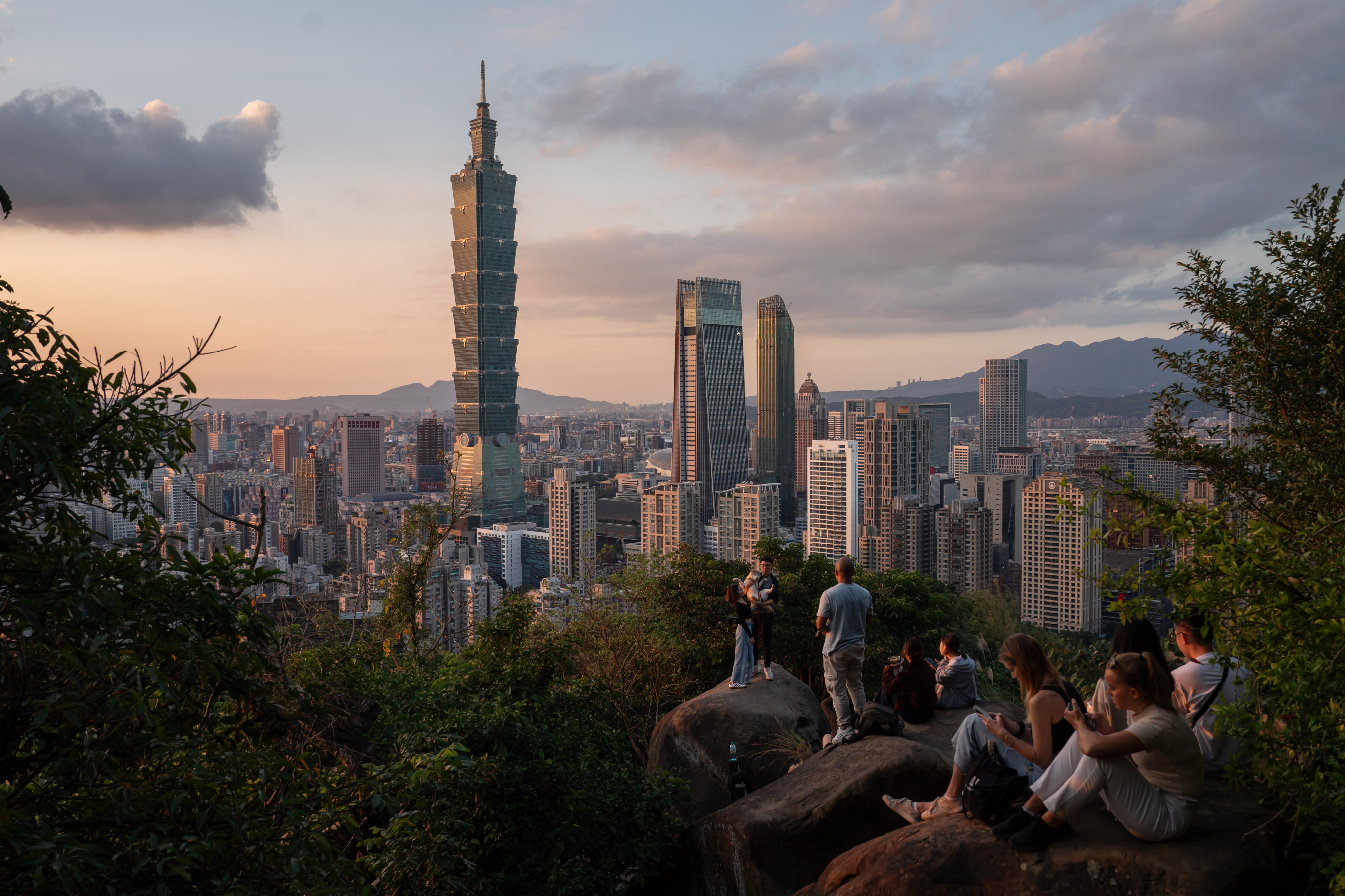 Hikers enjoy a sunset and city views at Xiangshan in Taipei. Photo: Elson Li