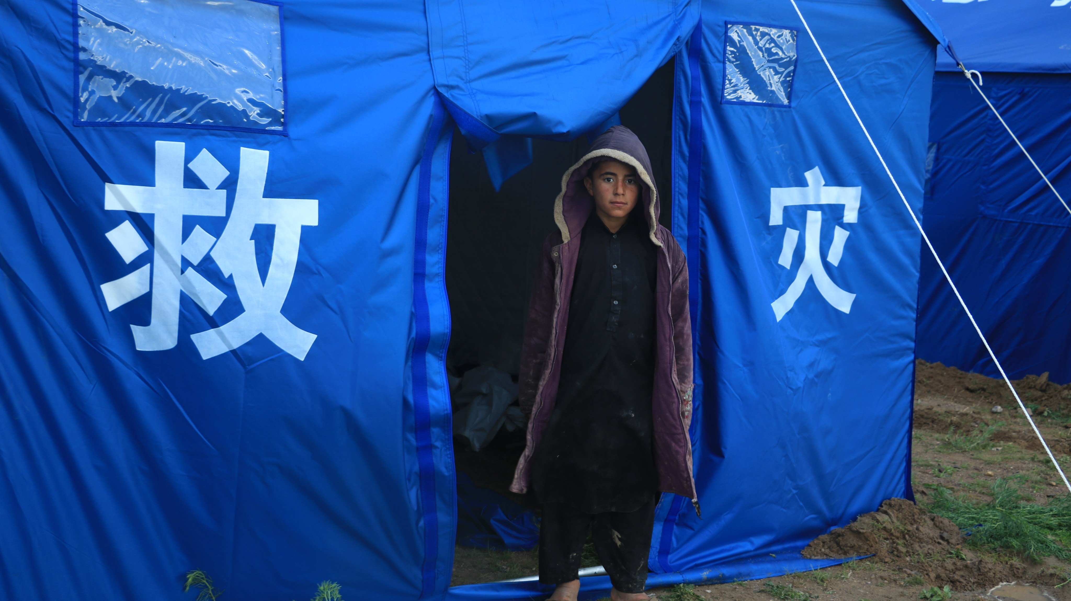 A child stands in front of a tent donated by China for flood-affected residents in Herat province, Afghanistan on May 4. Photo: Xinhua