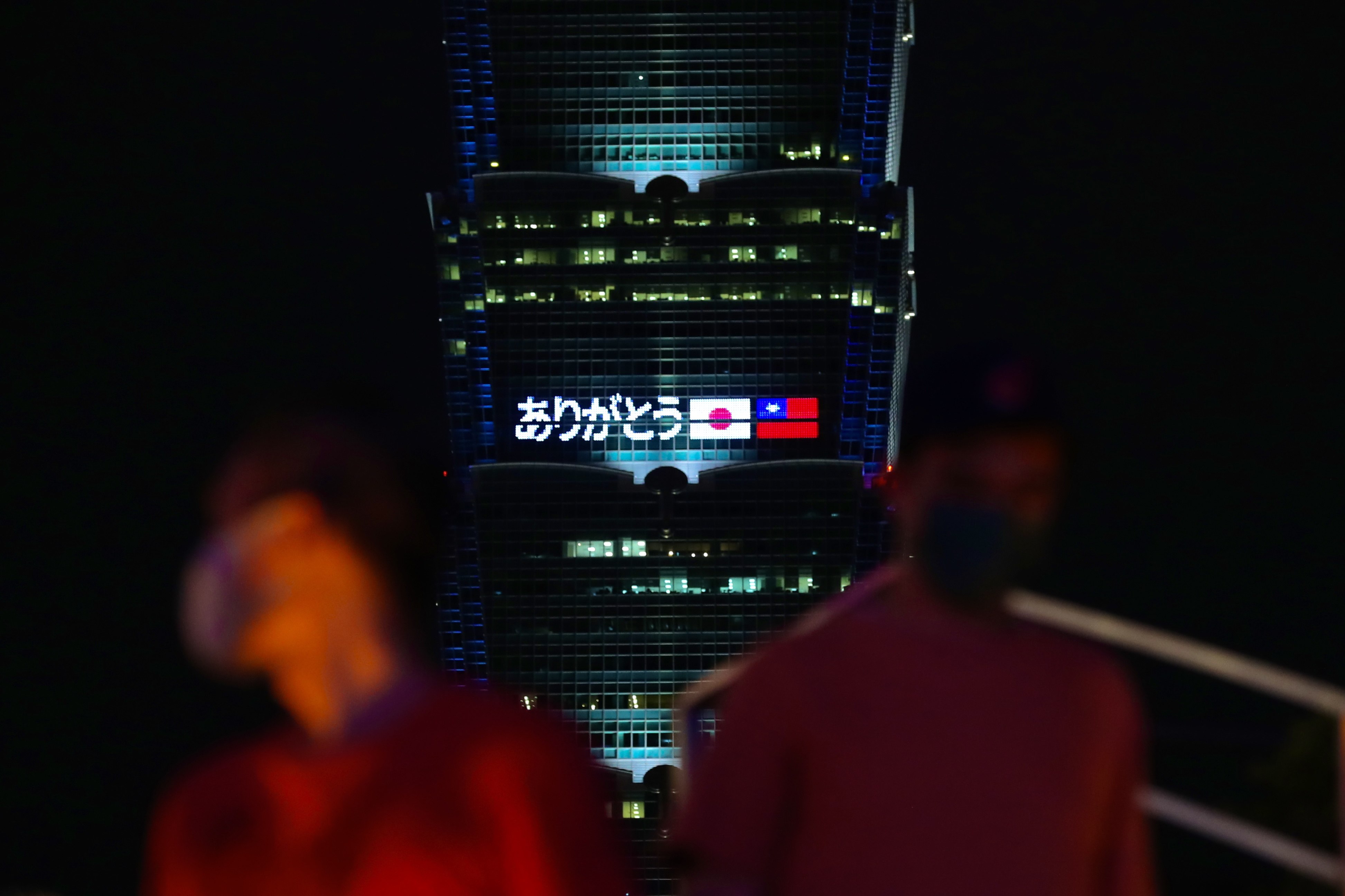 Flags of Japan and Taiwan and Japanese word “arigatou” (meaning thank you) at Taipei 101 skyscraper as a tribute to Japan’s former prime minister Shinzo Abe. Photo: EPA-EFE