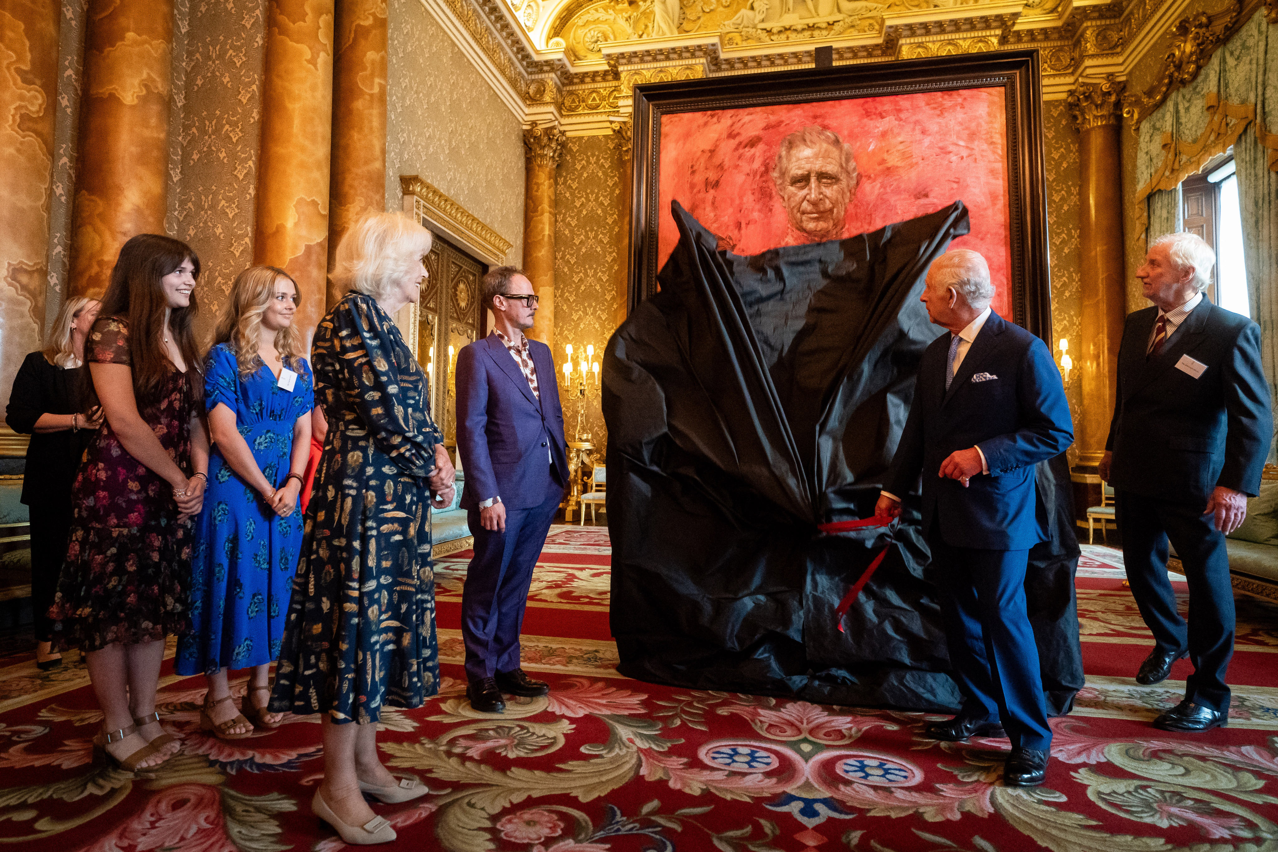 King Charles III unveils his portrait painting by artist Jonathan Yeo in the Blue Drawing Room at Buckingham Palace on May 14, 2024. Photo: dpa 
