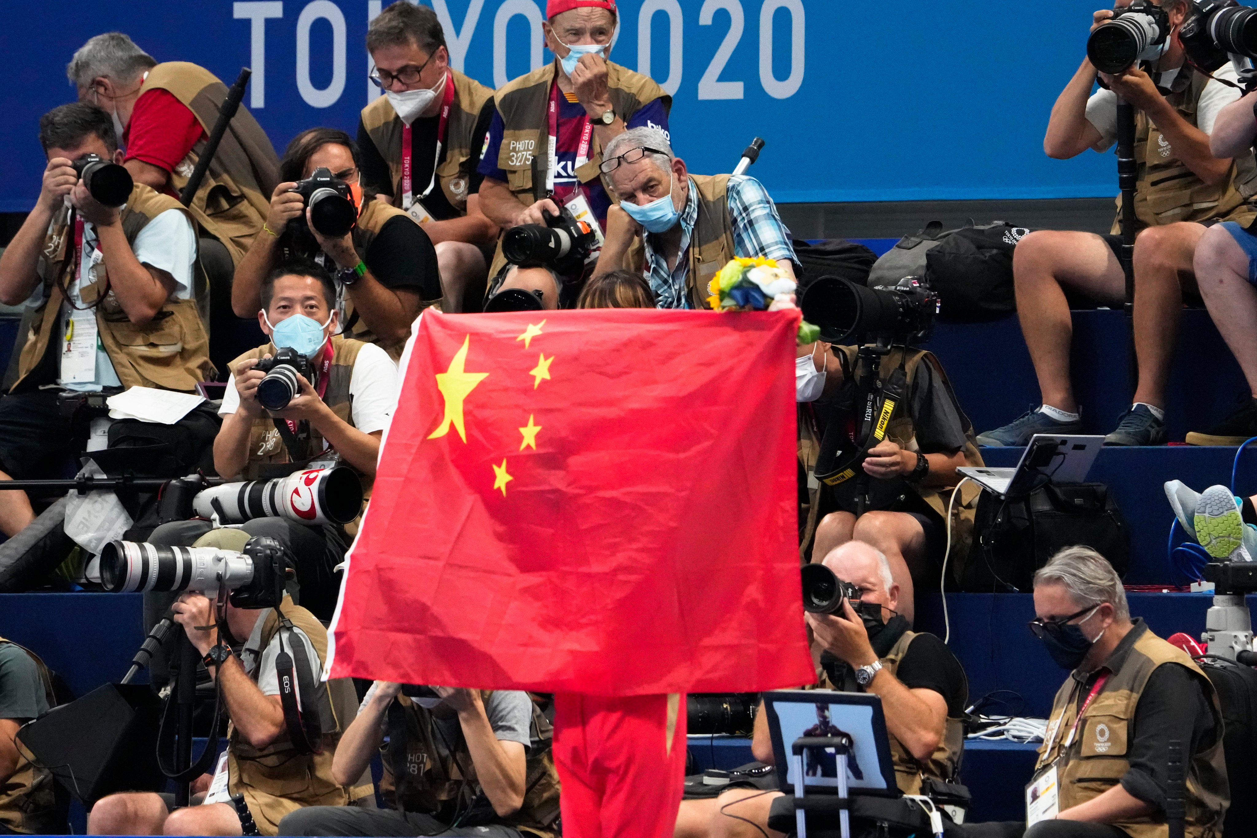A Chinese flag is unfurled on the swimming podium at the Tokyo Olympics in 2021. Photo: AP