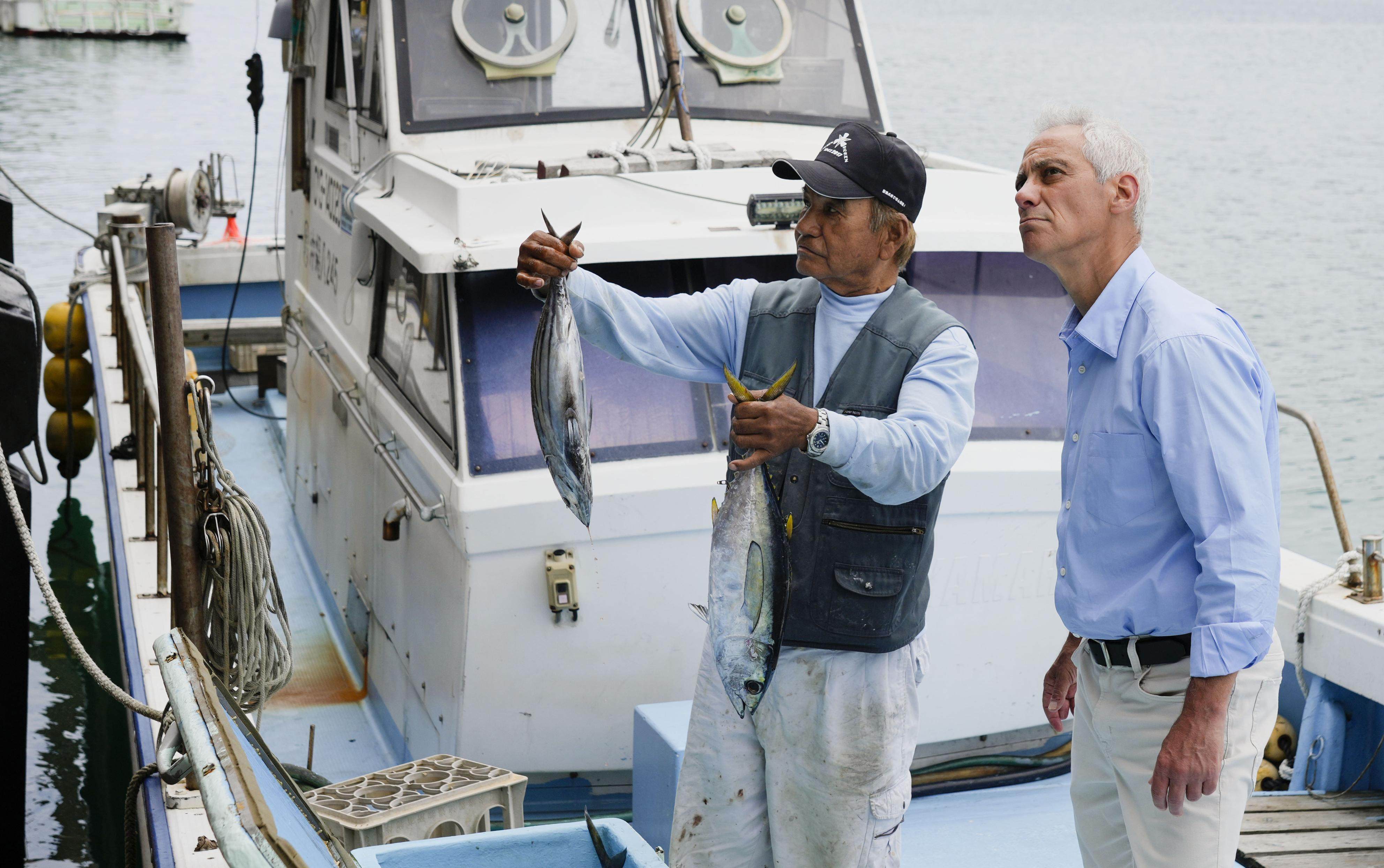 US envoy to Japan Rahm Emanuel (right) chats with a fisherman on Yonaguni Island in Okinawa on May 17. Photo: Kyodo