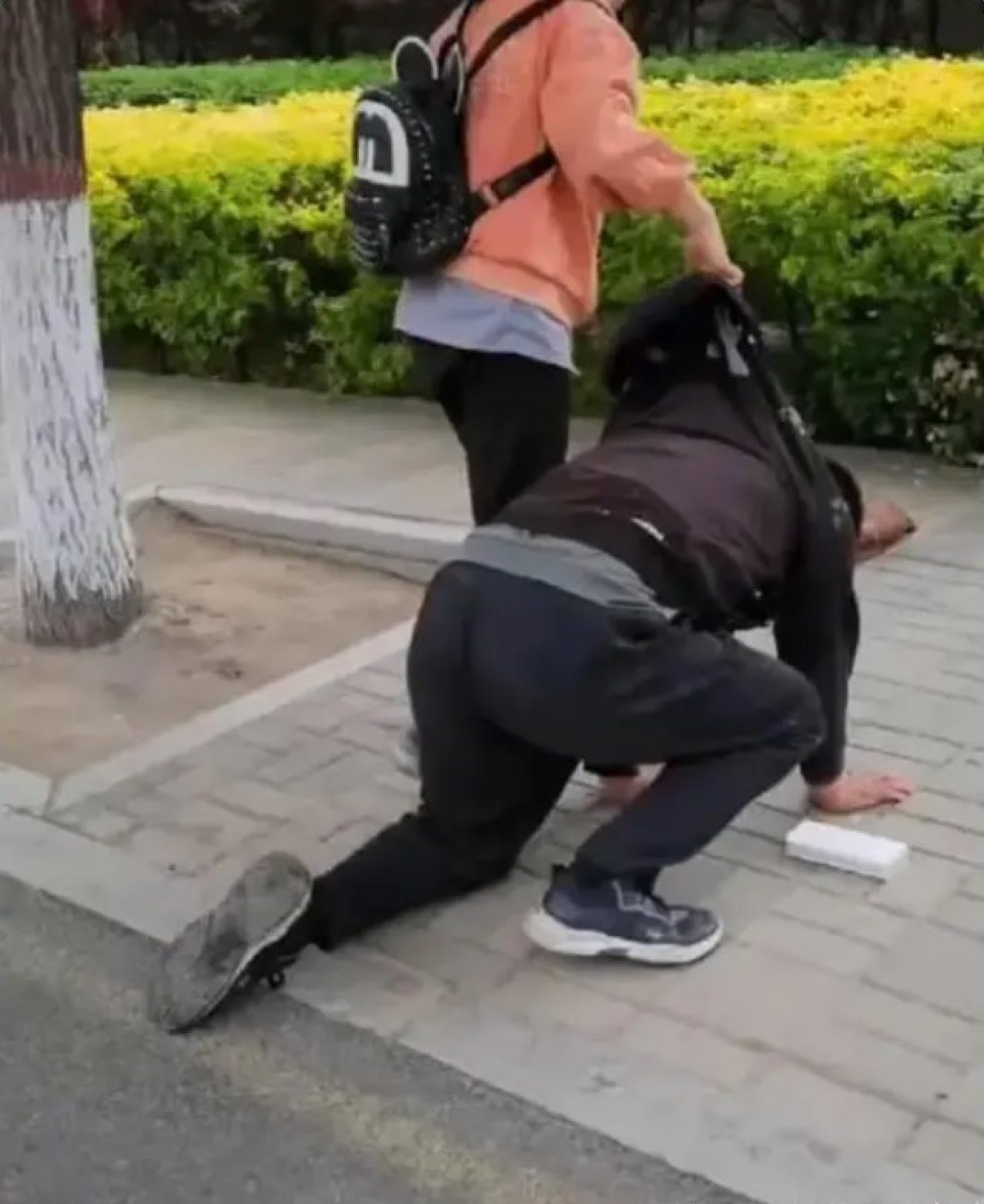 After the girl’s audible outburst directed at her dad for not able to buy her an iPhone, the father sank to his knees, shaking his head in self-reproach for his financial shortcomings. Photo: Baidu