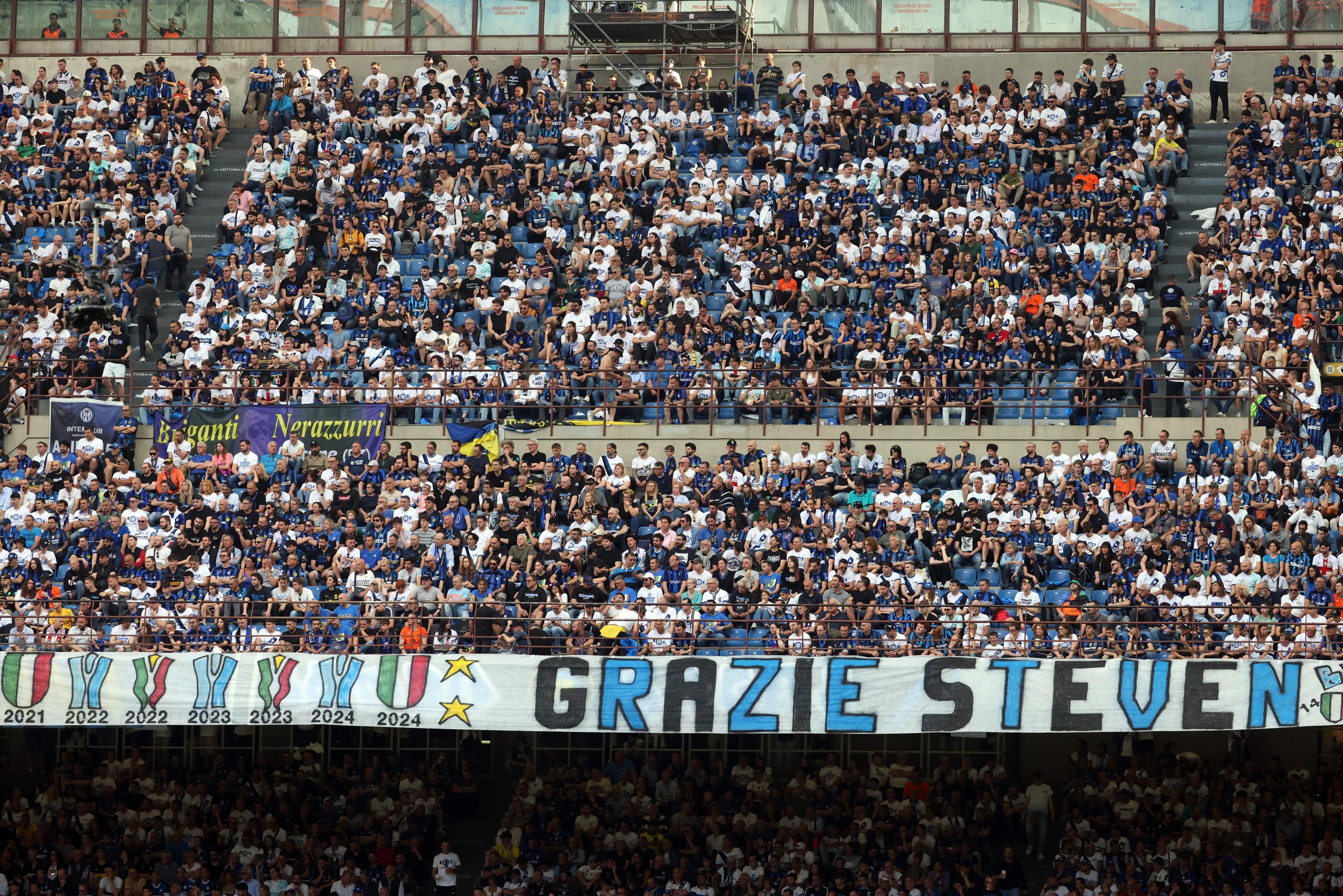 Inter’s supporters display a banner to say thank you to chairman Steven Zhang during the 1-1 draw with Lazio on Sunday. Photo: EPA-EFE