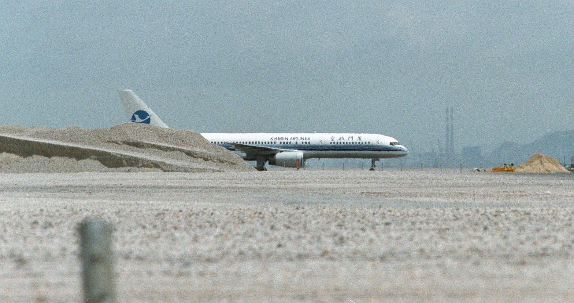 A Xiamen Airlines flight lands on the new north runway at Chek Lap Kok Airport on its opening day.  The first passenger flight to land on the new northern runway was Dragonair flight KA807 arriving from Shanghai at 10:30am.    26 may 99