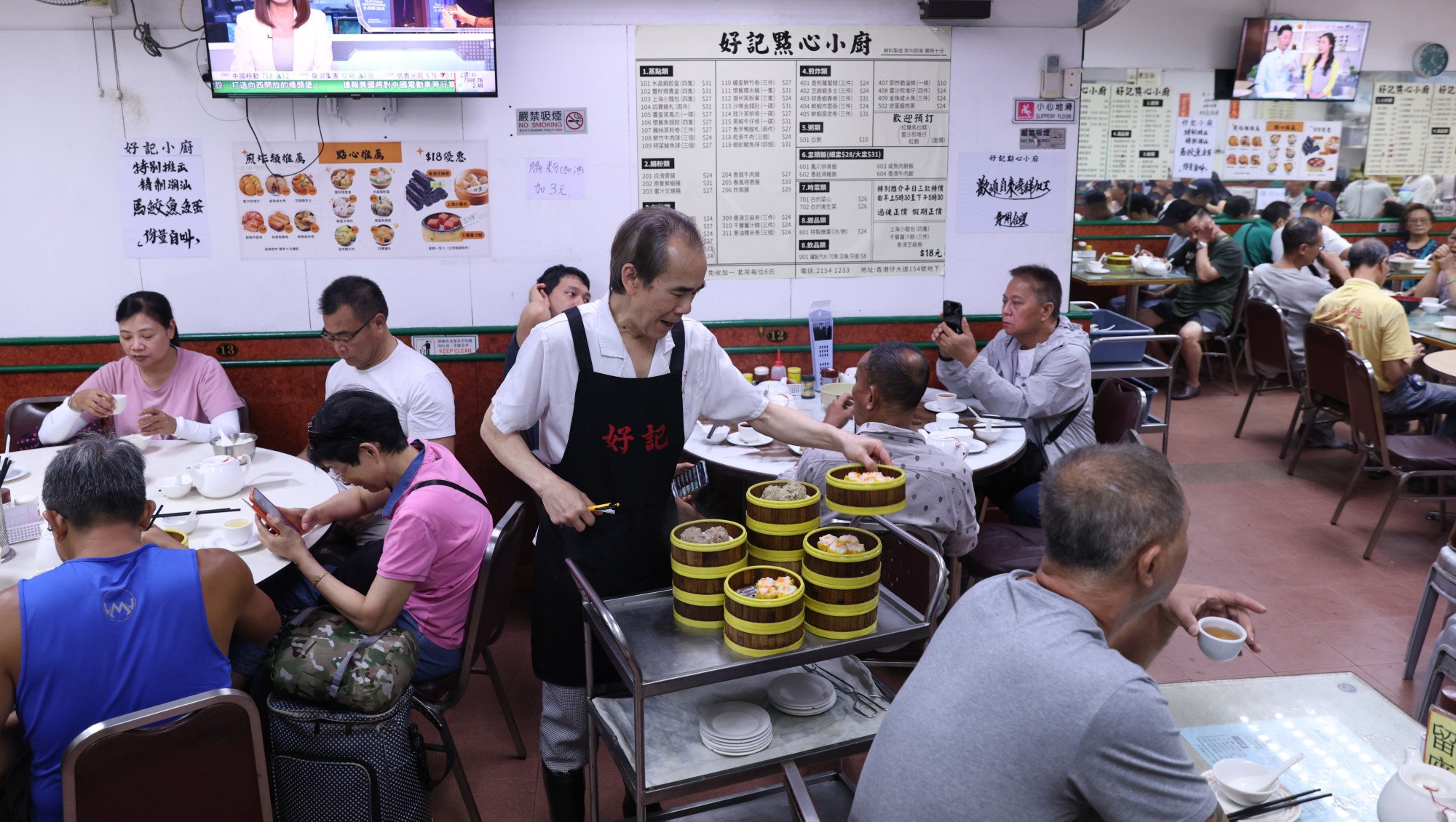 People eat lunch at an old-style Chinese restaurant in Aberdeen. Photo: Yik Yeung-man