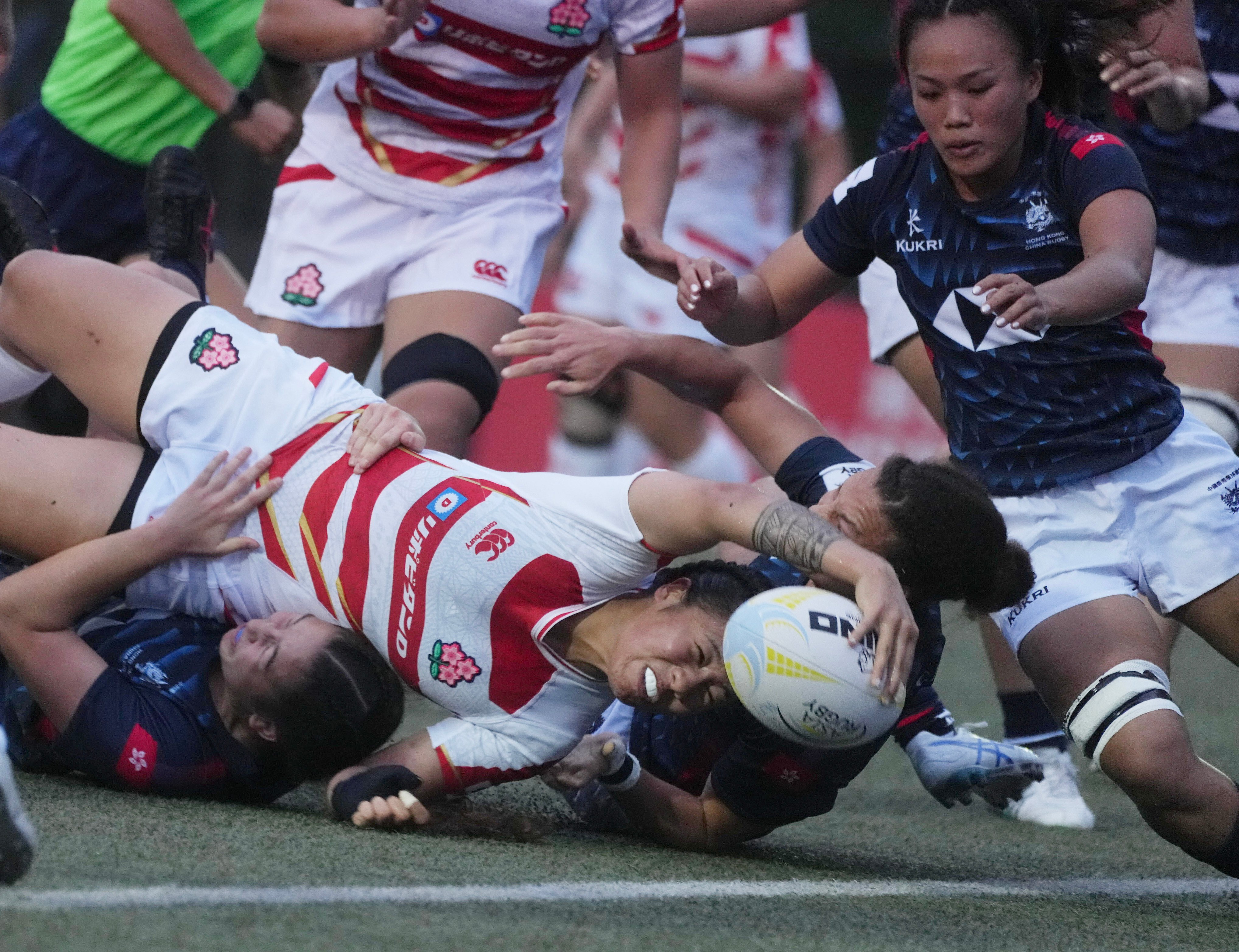 Japan’s Mele Kagawa reaches over to ground the ball for her side’s first try in their Asia Rugby Championship win over Hong Kong at King’s Park. Photo: Elson Li