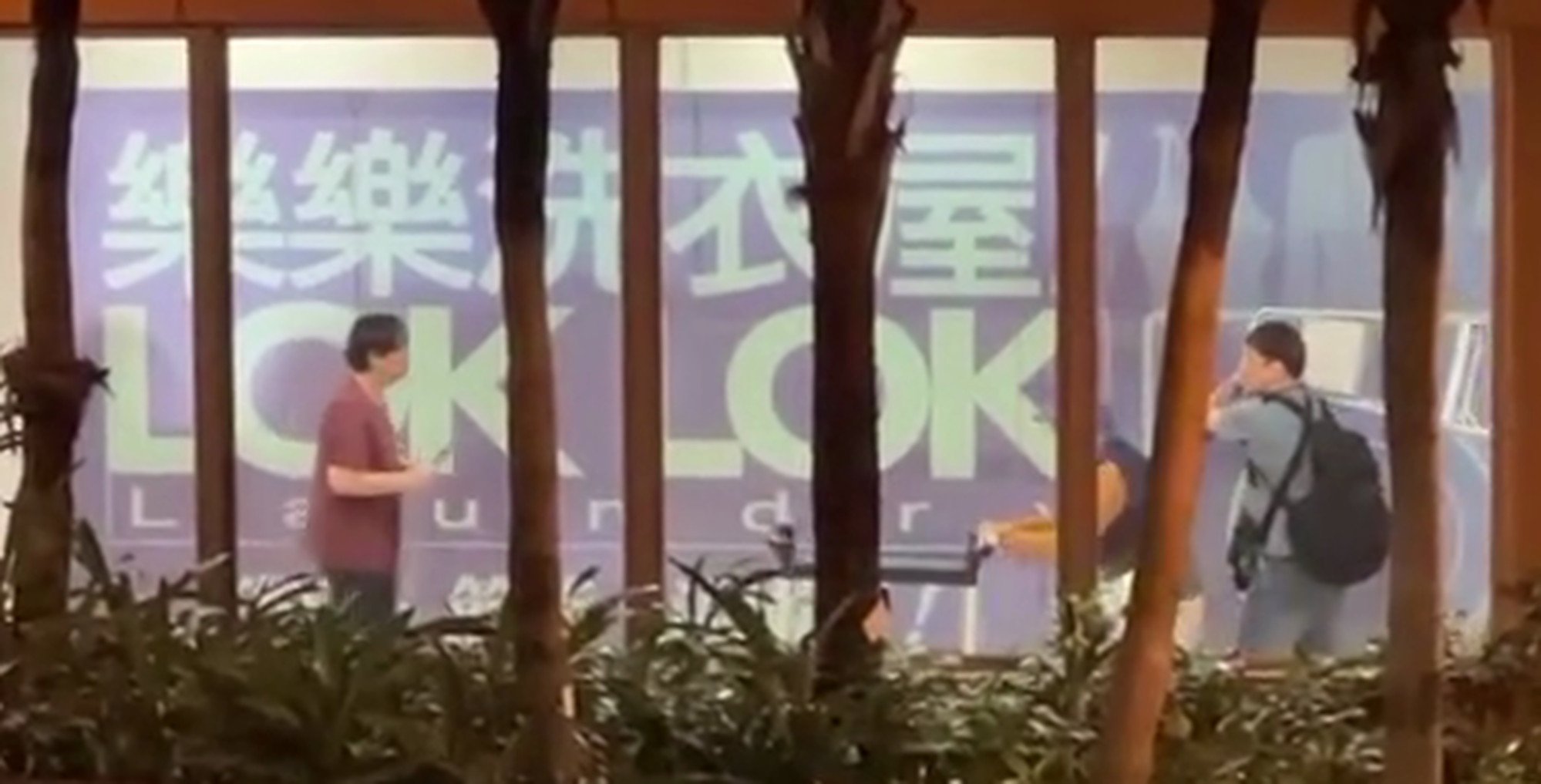 Transeúntes ayudan a someter a un cuchillo en un establecimiento de comida rápida en un centro comercial de Hong Kong