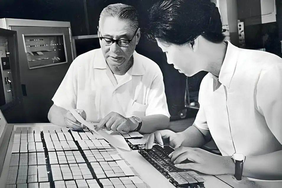 Zhi Bingyi (left), was one of the key figures in the evolution of Chinese input method, which, after posing problems in its early days, has come on through the use of predictive text to reach levels of speed once unimaginable.