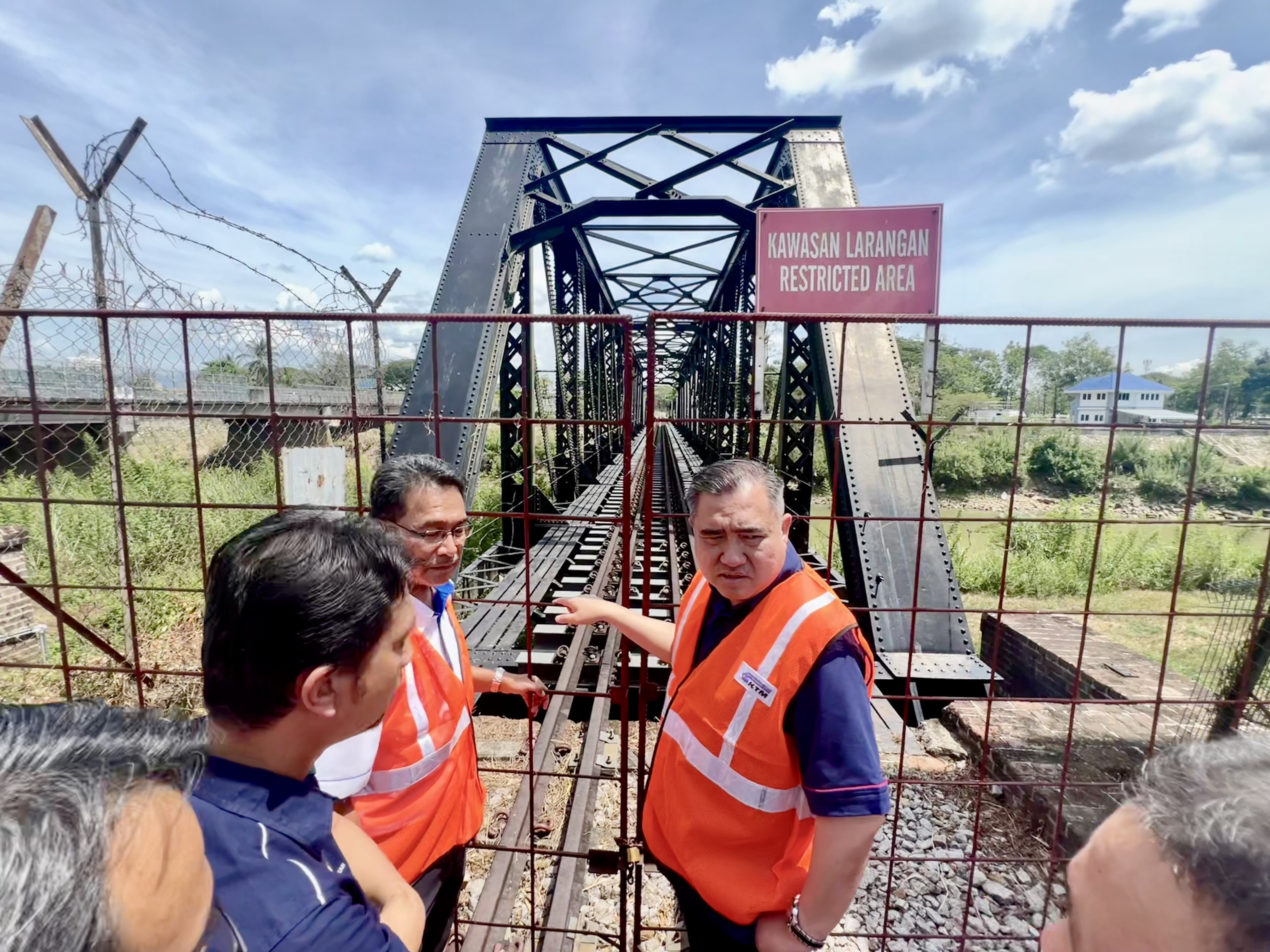 Malaysia’s Transport Minister Anthony Loke (right) standing before the fenced-off Friendship Bridge connecting Malaysia to Thailand. Photo: Hadi Azmi