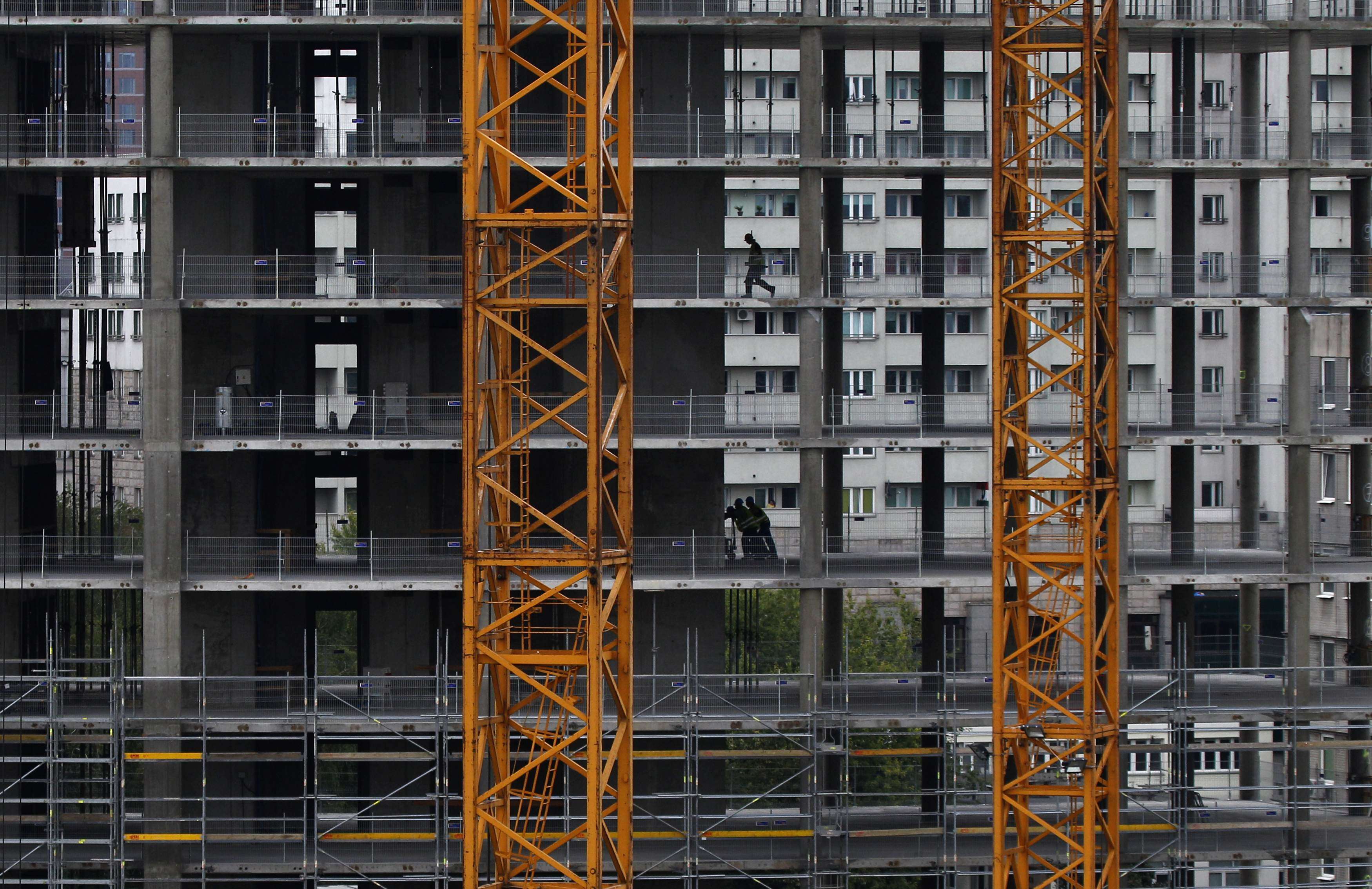 Workers seen during the consturction of the Warsaw Spire office skyscraper in August 2013. Photo: Reuters