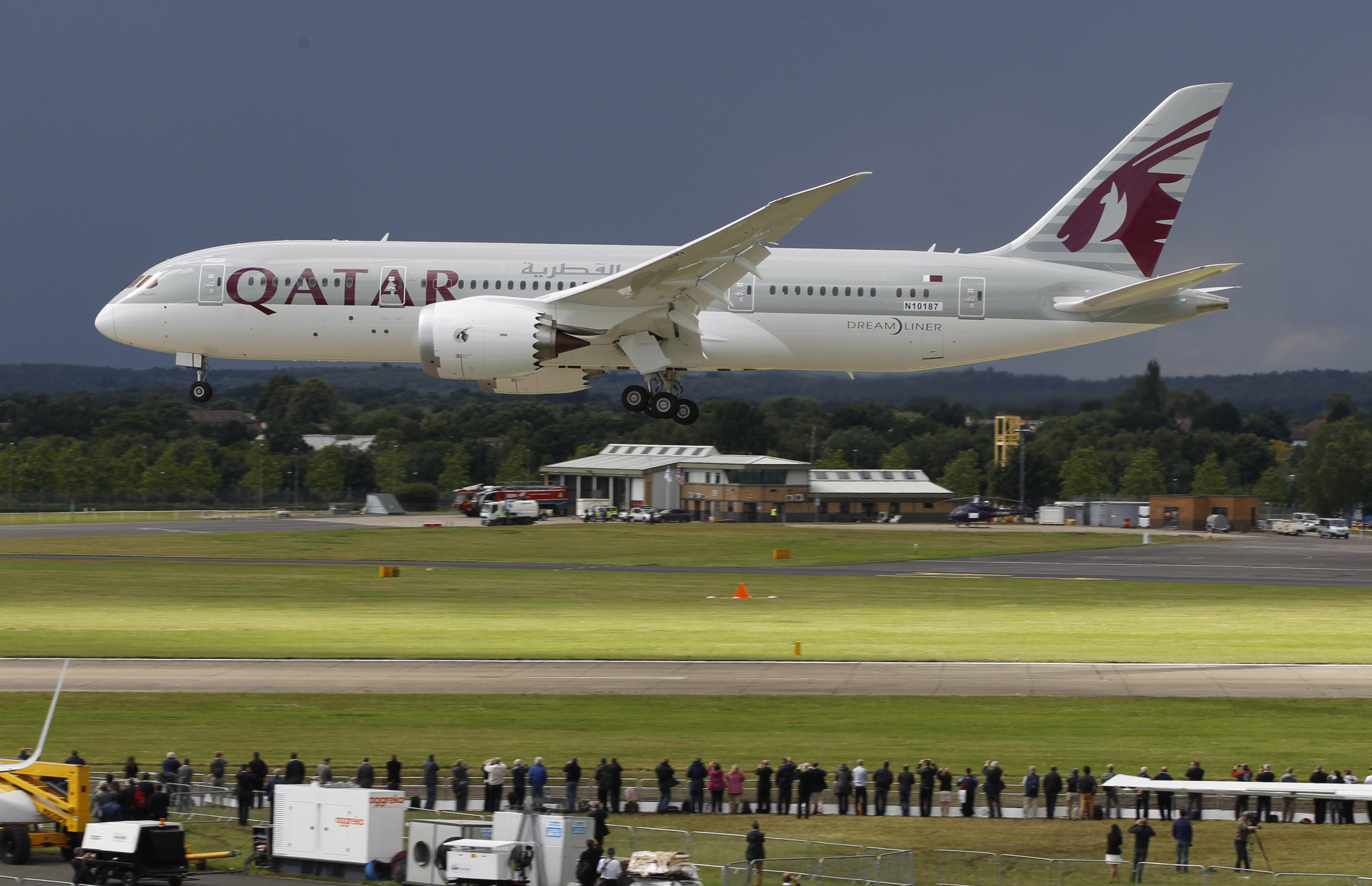 A Qatar Airways Boeing 787 Dreamliner lands during an aerial display in England. Photo: AP