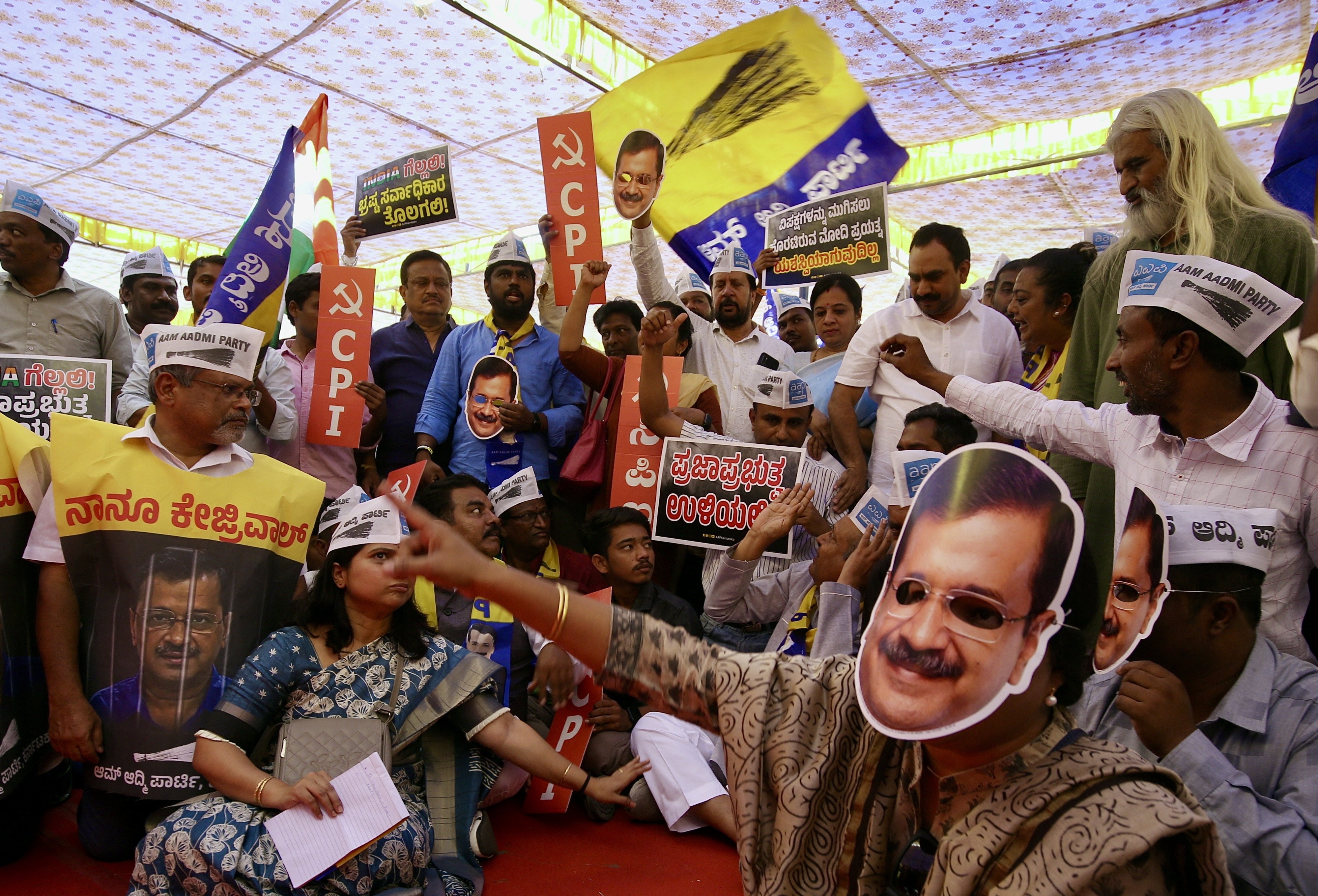 Members of the Aam Aadmi Party, Communist Party of India (CPI) and other NGOs hold placards and shout slogans against the Indian prime minister during a protest against the arrest of Delhi Chief Minister Arvind Kejriwal, in Bangalore on March 31. Photo: EPA-EFE