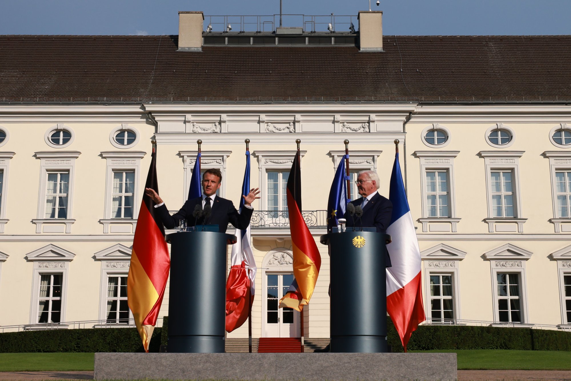 Macron pide defender la democracia en visita de Estado a Alemania