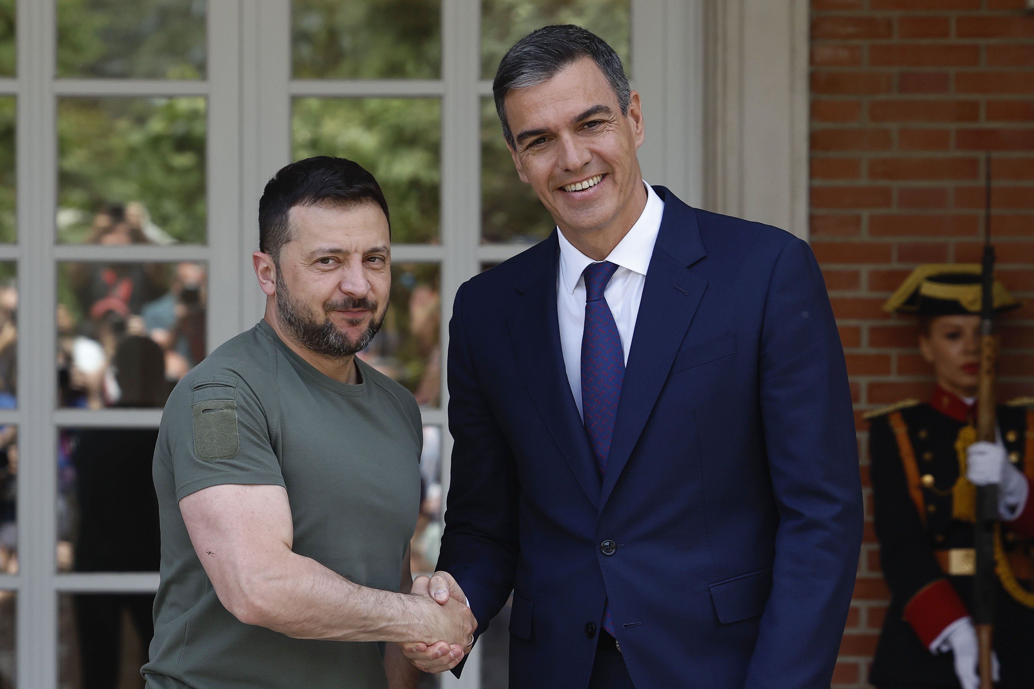 Spanish Prime Minister Pedro Sanchez (right) with Ukrainian President Volodimir Zelensky before their meeting in Madrid, Spain. Photo: EPA-EFE