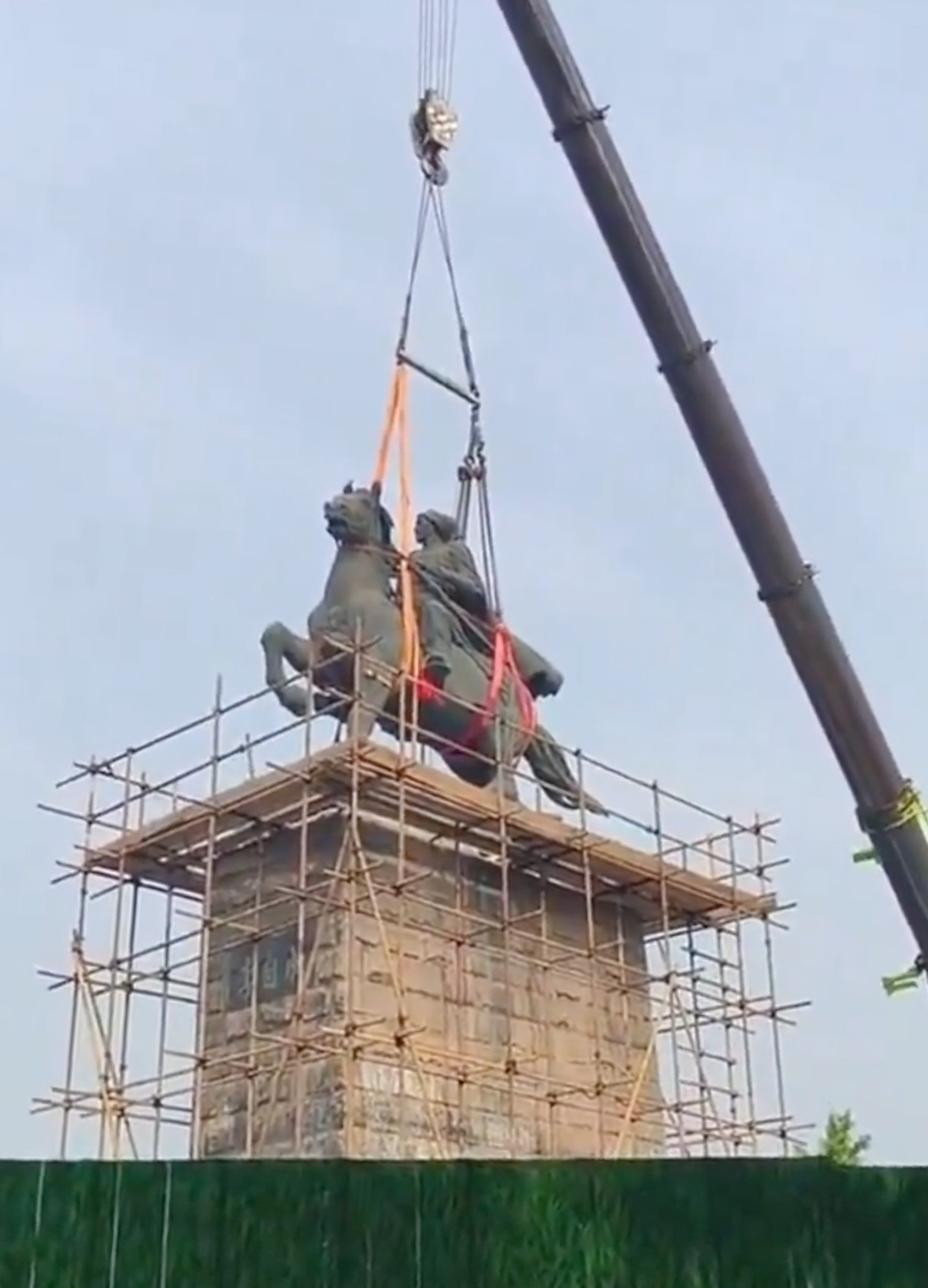 A crane removes the statue of Li Zicheng in Beijing on May 23, 2024. Photo: Handout